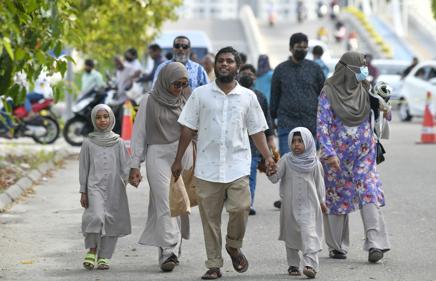 ހުޅުމާލޭގެ ސްޓޭޑިއަމް ސަރަހައްދުގައި ހެދި ބޮޑު ޖަމާއަތަށް ފިތުރު އީދު ނަމާދަށް ދިޔަ ބަޔަކު ކުޑަކުދިންތަކެއް ގޮވައިގެން ދަނީ: ދެ އަހަރުގެ މެދުކެނޑުމަކަށް ފަހު އީދު ނަމާދު ކުރުމުން ގިނަ ބަޔަކު އެ އަޅުކަމުގައި ބައިވެރިވި.---ފޮޓޯ: ނިޝާން އަލީ| މިހާރު