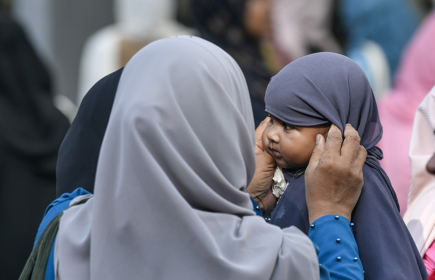 ހުޅުމާލޭގެ ސްޓޭޑިއަމް ސަރަހައްދުގައި ކުރި ފިތުރު އީދު ނަމާދުގެ ބޮޑު ޖަމާއަތަށް ގެންދިޔަ ކުޑަކުއްޖެއްގެ ބުރުގާ ރަނގަޅު ކޮށްދެނީ: ވަރަށް ގިނަ ކުޑަކުދިން ވެސް މިހާރު އީދު ނަމާދަށް ގެންދޭ.---ފޮޓޯ: ނިޝާން އަލީ| މިހާރު