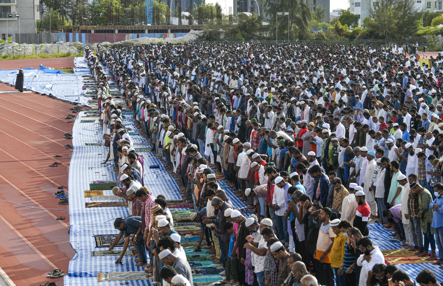 ހުޅުމާލޭގެ ސްޓޭޑިއަމް ސަރަހައްދުގައި ފިތުރު އީދު ނަމާދު ބޮޑު ޖަމާއަތުގައި ކުރަނީ: މިއަދުގެ އީދު ހުތުބާގައި، އާއިލީ އަދި އެ ނޫން ވެސް ގުޅުންތައް ބަދަހިކުރަން ގޮވައިލި.---ފޮޓޯ: ނިޝާން އަލީ| މިހާރު