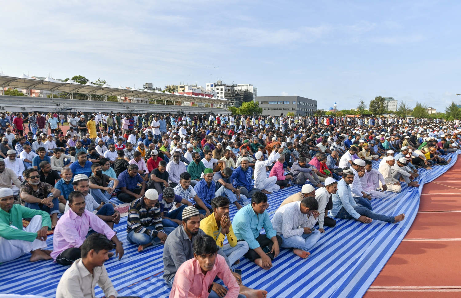 ހުޅުމާލޭގެ ސްޓޭޑިއަމް ސަރަހައްދުގައި ހެދި ބޮޑު ޖަމާއަތަށް ފިތުރު އީދު ނަމާދަށް ދިޔަ މީހުން އިށީނދެގެން: ހުޅުމާލޭގެ އިތުރުން މާލެ އާއި ވިލިމާލޭގައި ވެސް ބޮޑު ޖަމާއަތުގައި އީދު ނަމާދުކުރުން އޮތް.---ފޮޓޯ: ނިޝާން އަލީ| މިހާރު