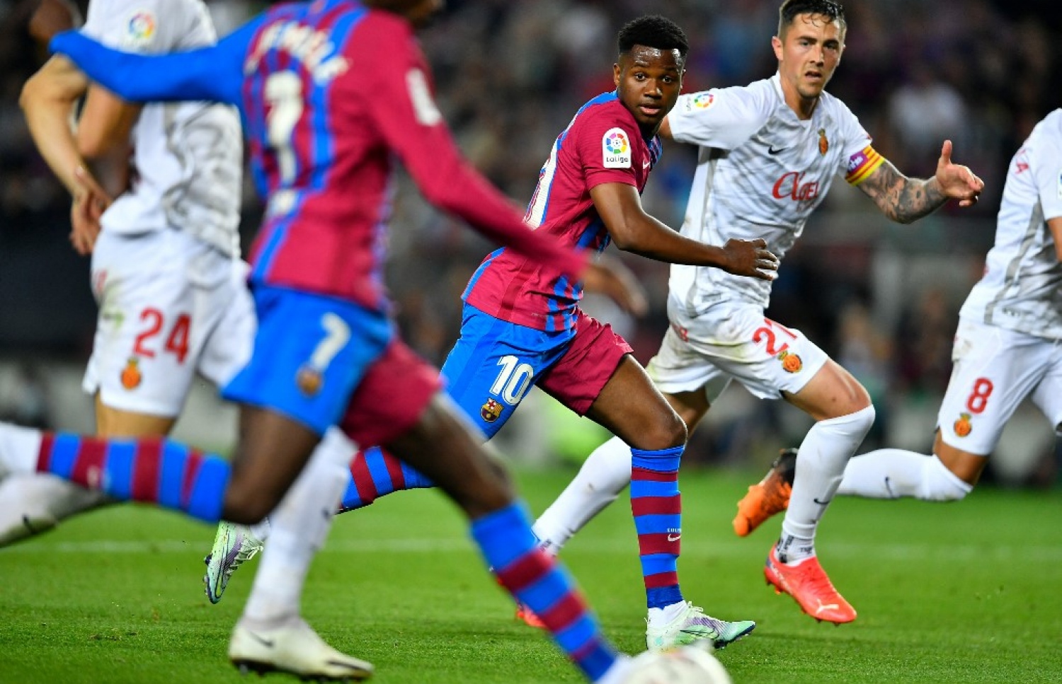 މަޔޯކާއާ ދެކޮޅަށް ބާސެލޯނާގެ ޒުވާން ފޯވާޑް އަންސޫ ފާޓީ ކުޅެނީ.-- ފޮޓޯ: އޭއެފްޕީ