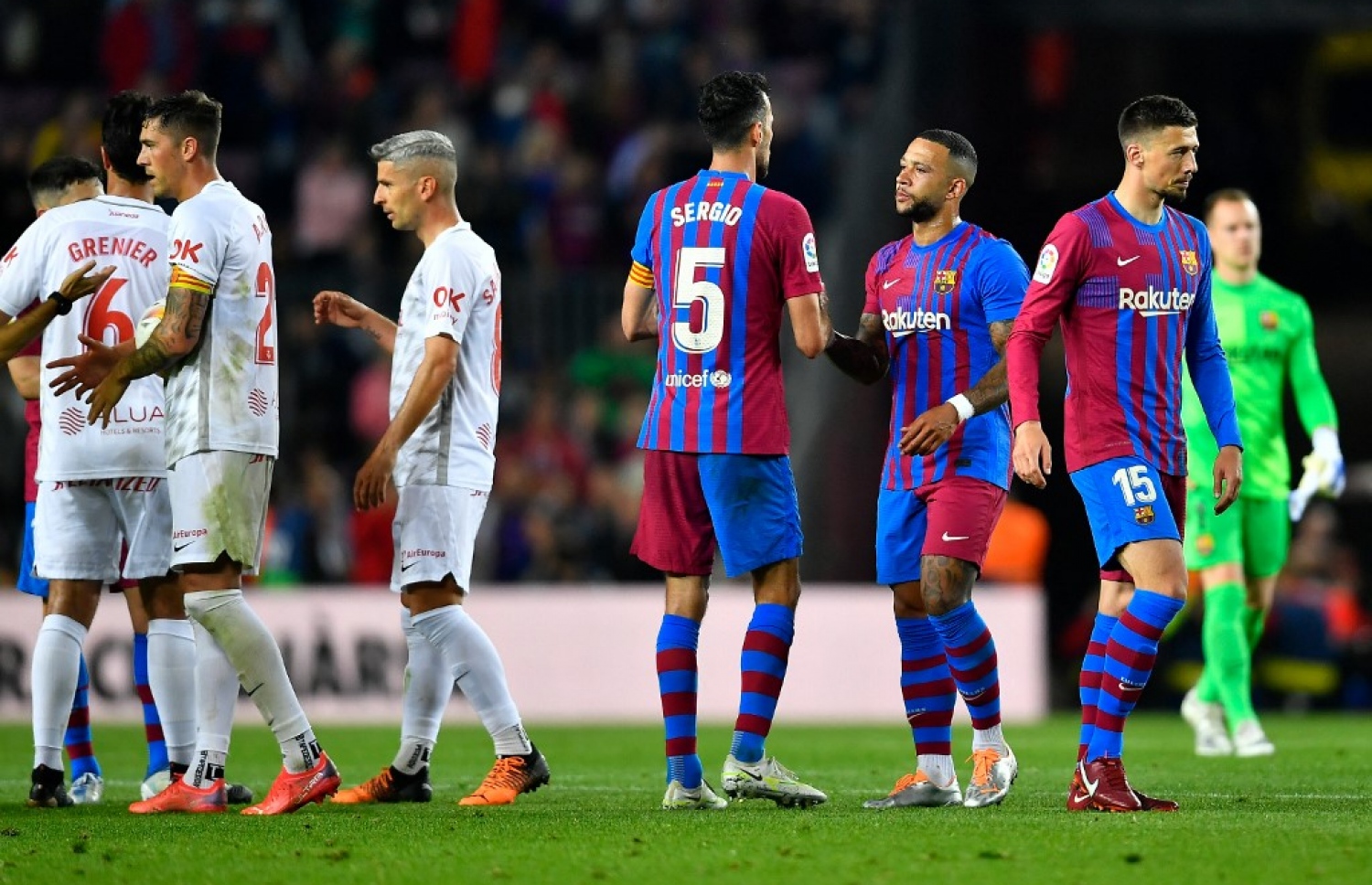 މެޗަށް ފަހު ބާސެލޯނާއަށް ލަނޑު ޖަހައިދިން ޑިޕާއި އާއި ބުސްކެޓްސް.-- ފޮޓޯ: އޭއެފްޕީ