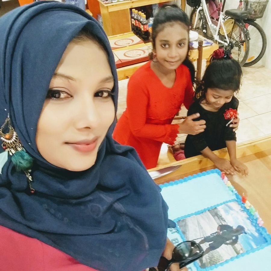 ސައީދުގެ އަންހެނުން އައިންތު އޭނާގެ ދެ ކުއްޖަކާއެކު.