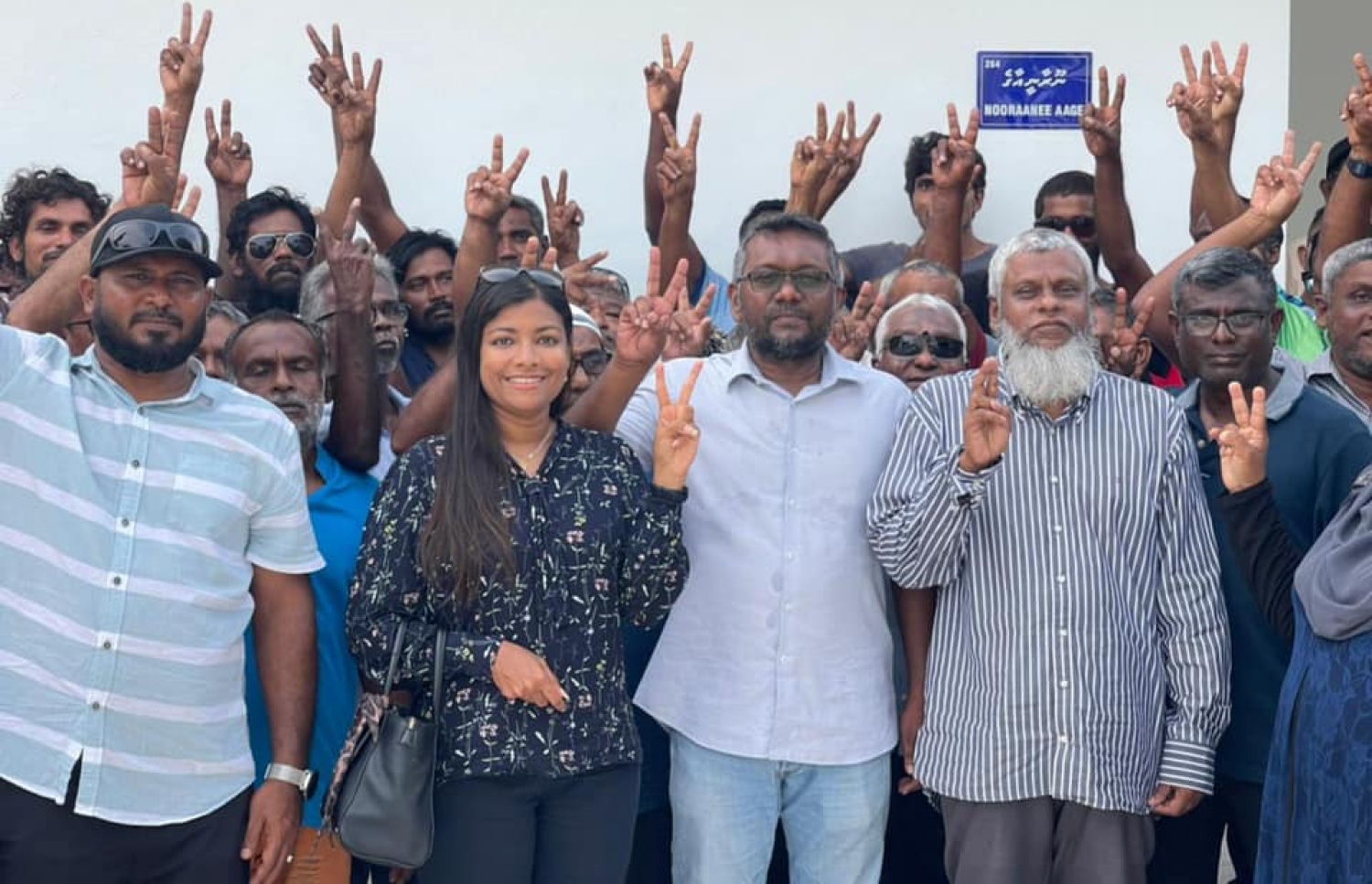 ރައީސް އިބްރާހިމް މުހައްމަދު ސޯލިހުގެ އުފަން ރަށް ހިންނަވަރުގައި ފައްޔާޒާއި އޭނާގެ ކެމްޕެއިން ޓީމުން ބޭއްވި ހަރަކާތަކަށް ފަހު ފޮޓޯއެއް ނަގަންގަވަނީ.