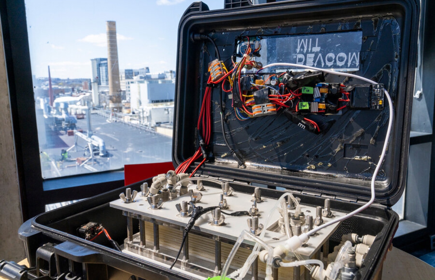 އެންމެ ފިތަކަށް ފިތާލައިގެން ލޮނުފެން، ބޯފެނަށް ބަދަލުކޮށްލެވޭ ގޮތަށް އުފެއްދި ޑިވައިސް،