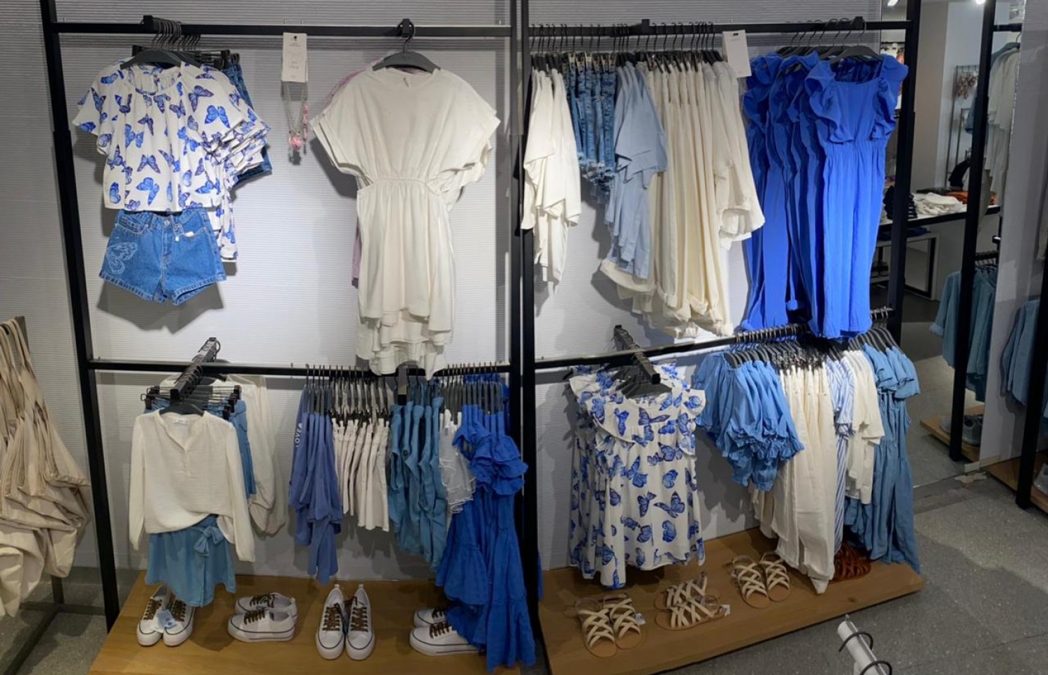 މިރޭ ހުޅުވި މެންގޯ'' ގެ އާ ފިހާރަ. އެ ފިހާރައިން މެންގޯ ކަލެކްޝަންގެ އެންމެ ފަހުގެ ހެދުންތަކާއި އެކްސެސަރީތައް ވެސް ލިބޭނެ. ފޮޓޯ: ސޮނީ ސްޕޯޓްސް