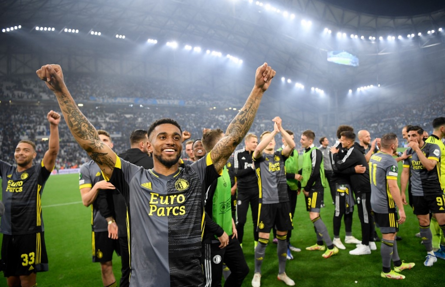 އާސެނަލް އިން ލޯނު އުސޫލުން މި ސީޒަނުގައި ފެޔެނޫޑަށް ކުޅޭ ޒުވާން އިނގިރޭސި ވިންގާ، ރީސް ނެލްސެން، 22، މެޗަށް ފަހު ޓީމު ކުޅުންތެރިންނާ އެކު އުފާފާޅުކުރަނީ.-- ފޮޓޯ: އޭއެފްޕީ