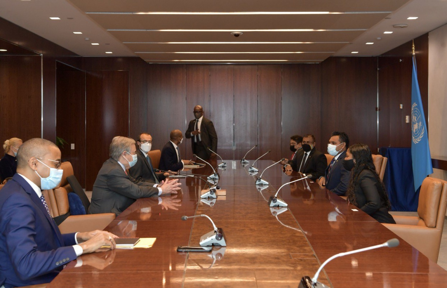 ނައިބް ރައީސް ފައިސަލް ނަސީމް އެމެރިކާ އަށް ކުރައްވާ ރަސްމީ ދަތުރުފުޅުގައި އދ. ގެ ސެކްރެޓަރީ ޖެނަރަލް އެންޓޯނިއޯ ގުޓަރޭސްއާ ބައްދަލުކުރެއްވުން -- ފޮޓޯ: ރައީސް އޮފީސް