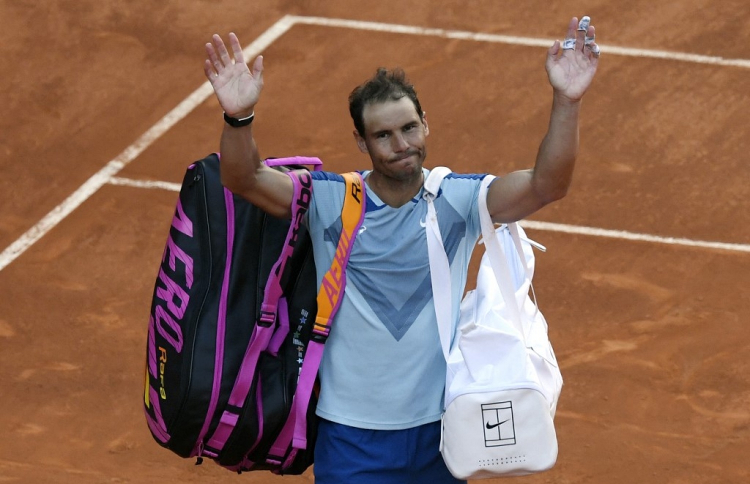 ނަޑާލް މިރޭގެ މެޗަށް ފަހު ކޯޓުން ފައިބަން ދިޔުމުގެ ކުރިން.-- ފޮޓޯ: އޭއެފްޕީ