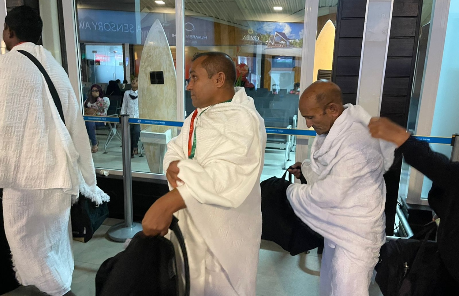 އާއިލާގެ މެމްބަރުންތަކަކާ އެކު ސައީދު އާއި އޭނާގެ ދަރިފުޅު އުމްރާއަށް ފުރަން ވެލާނާ އެއާޕޯޓުގައި.