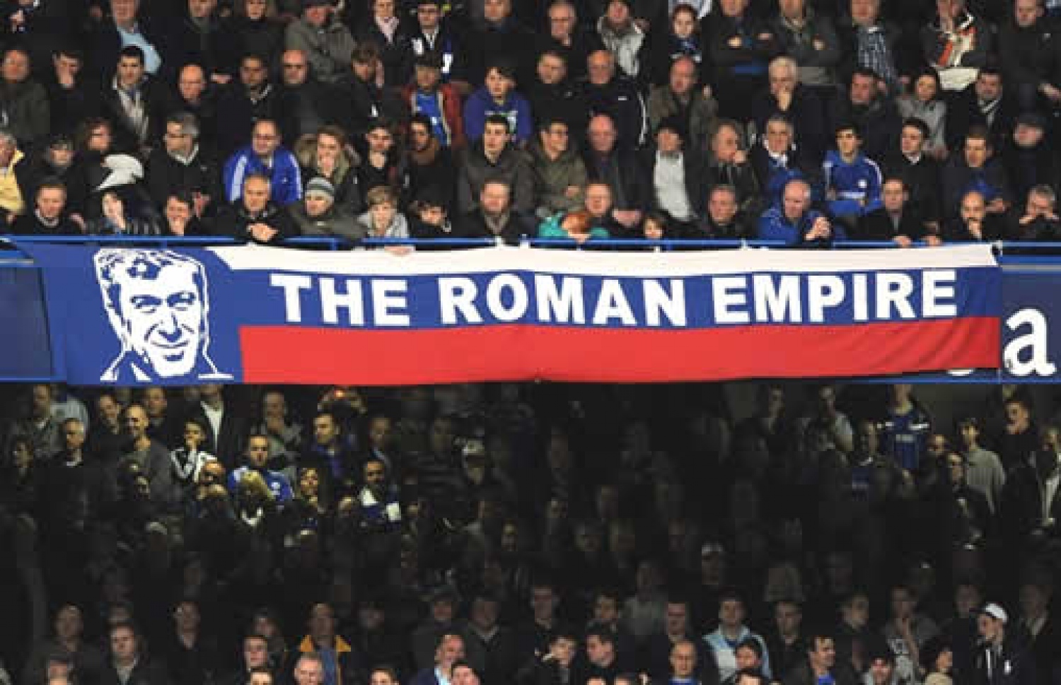 ސްޓޭމްފޯޑް ބްރިޖުގައި ޗެލްސީގެ ސަޕޯޓަރުން ރޯމަން އަބްރަމޮވިޗަށް ހާއްސަކޮށް ދަމާފައިވާ "ދަ ރޯމަން އެމްޕަޔާ" ބެނާ.--