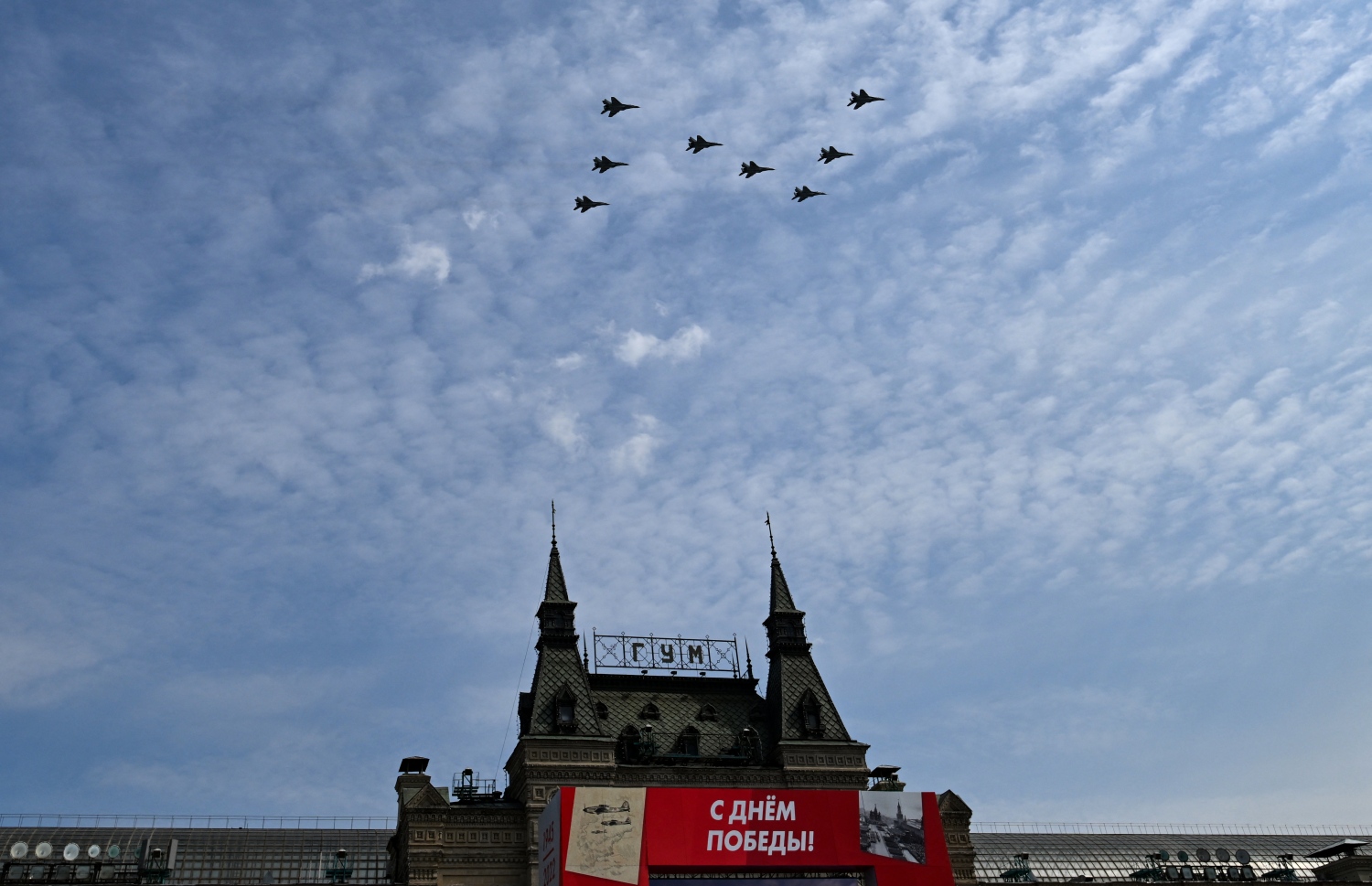 މެއި 7، 2022؛ ރަޝިޔާގައި ގައުމީ ފެންވަރުގައި ފާހަގަކުރާ ނަސްރުގެ ދުވަސް (މެއި 9) ކުލަގަދަ ގޮތެއްގައި ފާހަގަ ކުރުމުގެ ތައްޔާރީތަކުގެ ތެރެއިން، އަސްކަރީ ދައްކައިލުމުގެ ރިހާސަލެއް ބާއްވަނީ. --އޭއެފްޕީ