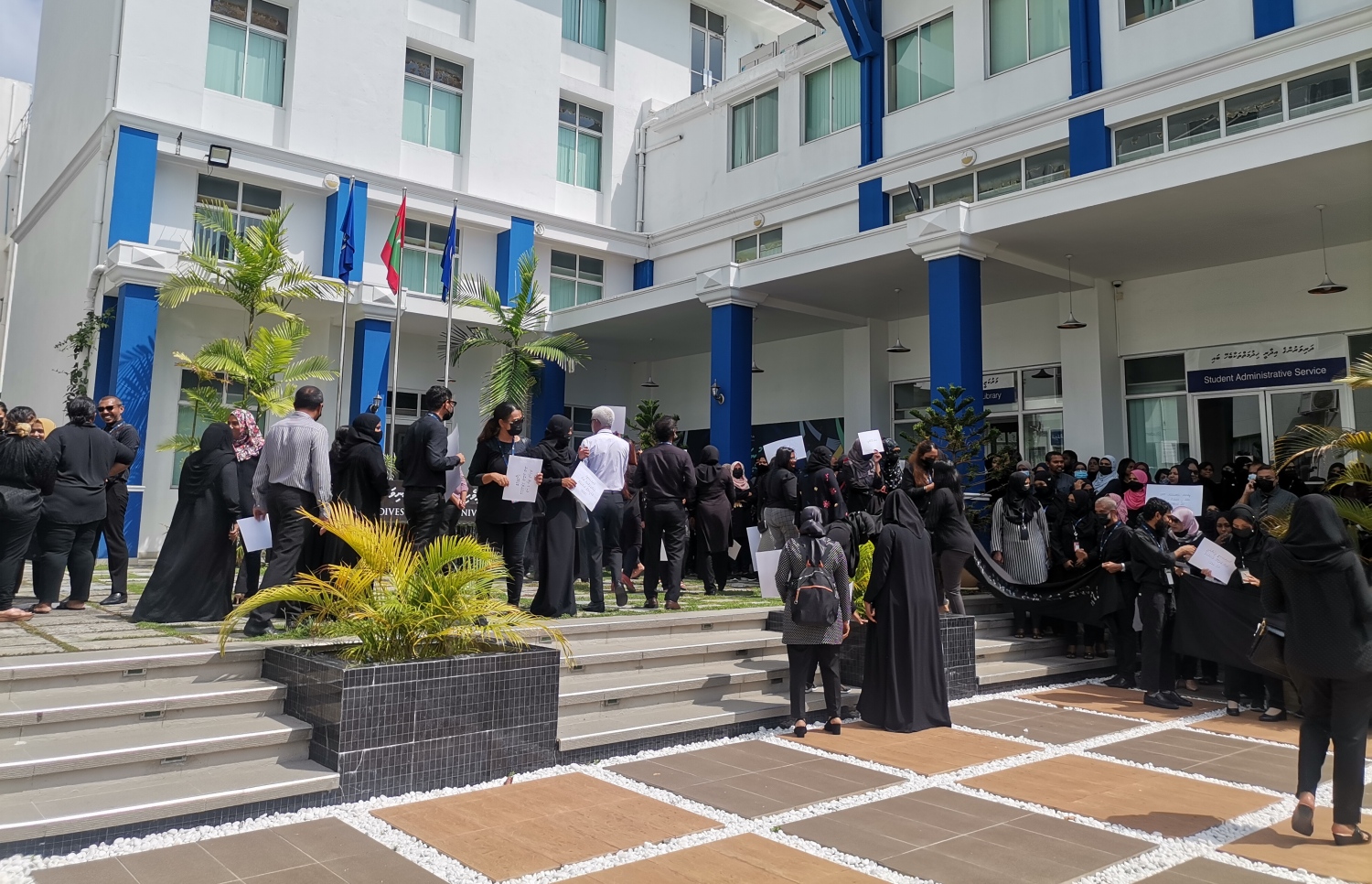 ލެކްޗަރާ އިން ޝުއޫރު ފާޅުކުރަނީ: މުސާރަ ބޮޑު ނުކުރާތާ 10 އަހަރު ވެއްޖެ ކަމަށް އެ ބޭފުޅުން ވިދާޅުވި. -- ފޮޓޯ: މިހާރު