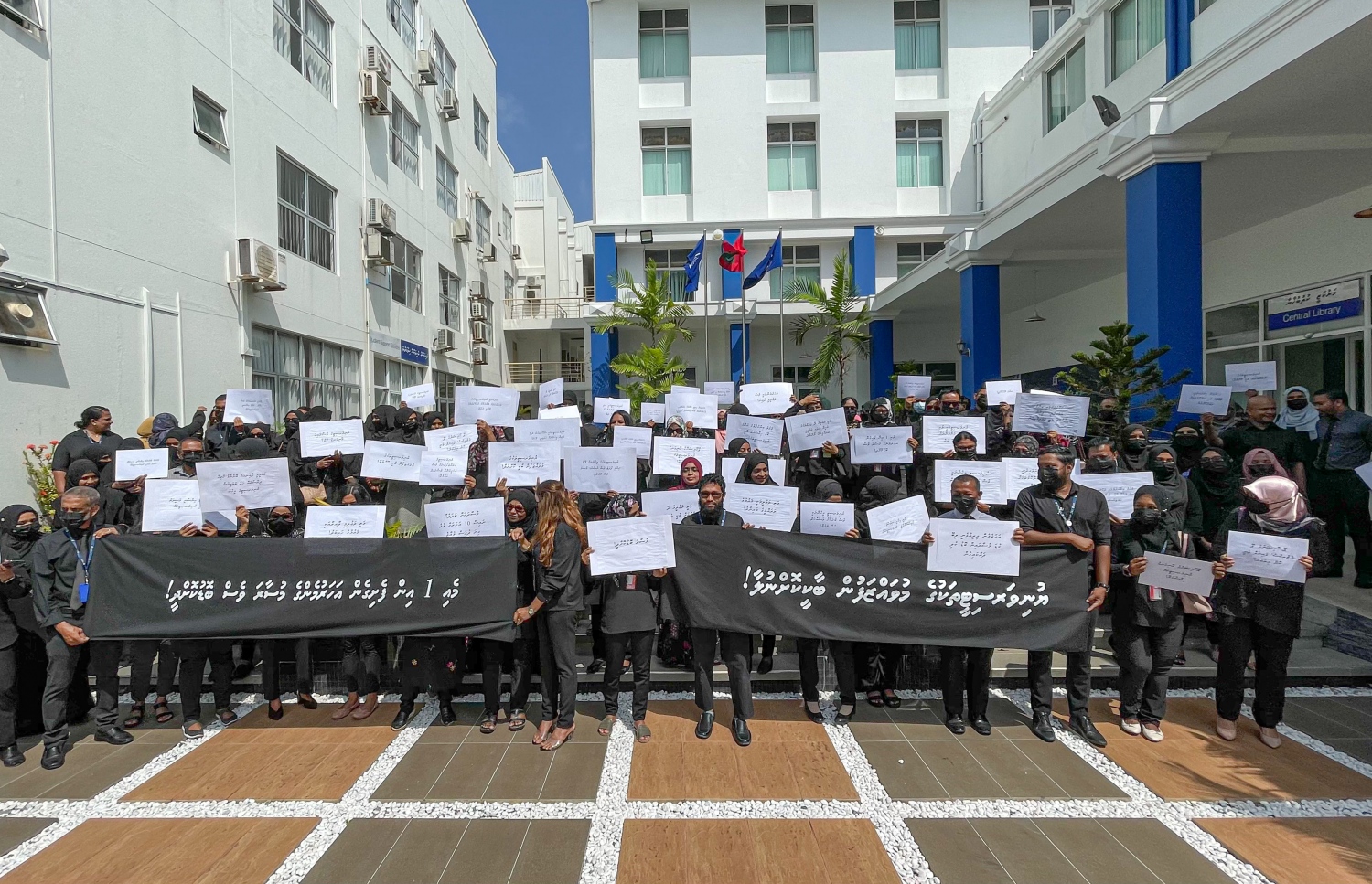 ލެކްޗަރާ އިން ބޯޑުތައް ހިފައިގެން އަޑު އުފުލަނީ: މުސާރަ ބޮޑުކޮށްދޭނެ ކަން ފިނޭންސް މިނިސްޓަރު ވަނީ އިއުލާންކޮށްފައި. -- ފޮޓޯ: ނިޝާން އަލީ/ މިހާރު