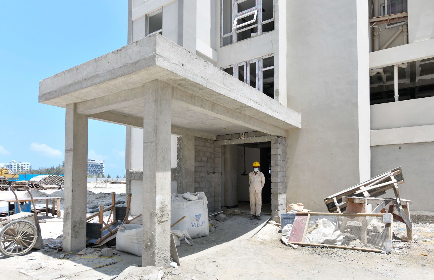 ސްޓެލްކޯގެ މުވައްޒަފުންނަށް ހުޅުމާލޭގެ ދެވަނަ ފިޔަވަހީގައި އިމާރާތް ކޮށްފައިވާ ފްލެޓްތަކުގެ ކޮންޓްރެކްޓަރުގެ މުވައްޒަފަކު ބޭރުގައި މަޑުކޮށްލައިގެން: މި ފެލްޓްތަކުގެ ހުރިހާ މަސައްކަތްތަކެއް ގާތްގަނޑަކަށް ވަނީ ނިމިފައި.---ފޮޓޯ: ފަޔާޒު މޫސާ| މިހާރު