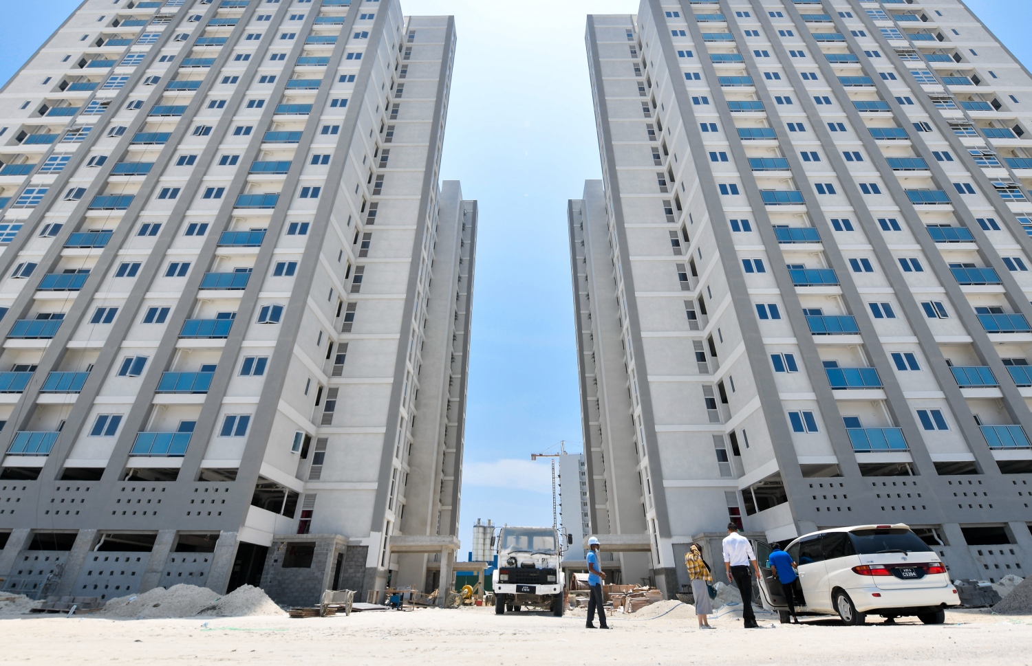 ދެ ވަނަ ފިޔަވަހީގައި އިމާރާތް ކޮށްފައިވާ ސްޓެލްކޯ ޓަވަރުތަކުގައި ބަޔަކު ހަރަކާތްތެެރިވަނީ: މި ފްލެޓްތަކުގެ 95 ޕަސެންޓް މަސައްކަތް މިހާރު ވަނީ ނިމިފައި ކަމަށް އެމްޑީ ވިދާޅުވި.---ފޮޓޯ: ފަޔާޒު މޫސާ| މިހާރު