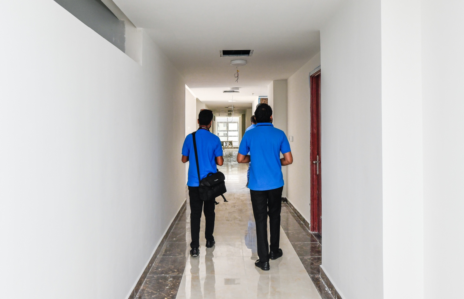 ސްޓެލްކޯގެ މުވައްޒަފުންގެ ޓަވަރުގައި އެ ކުންފުނީގެ ދެ މުވައްޒަފަކު ހަރަކާތްތެރިވަނީ: ކޮންޓްރެކްޓަރުގެ ފަރާތުން ކުރަންޖެހޭ ކުދިކުދި މަސައްކަތްތައް ވެސް އަންނަ މަހުގެ ނިޔަލަށް ނިމޭނެ ކަމަށް ސްޓެލްކޯ އިން ބުނޭ.--- ފޮޓޯ: ފަޔާޒު މޫސާ | މިހާރު