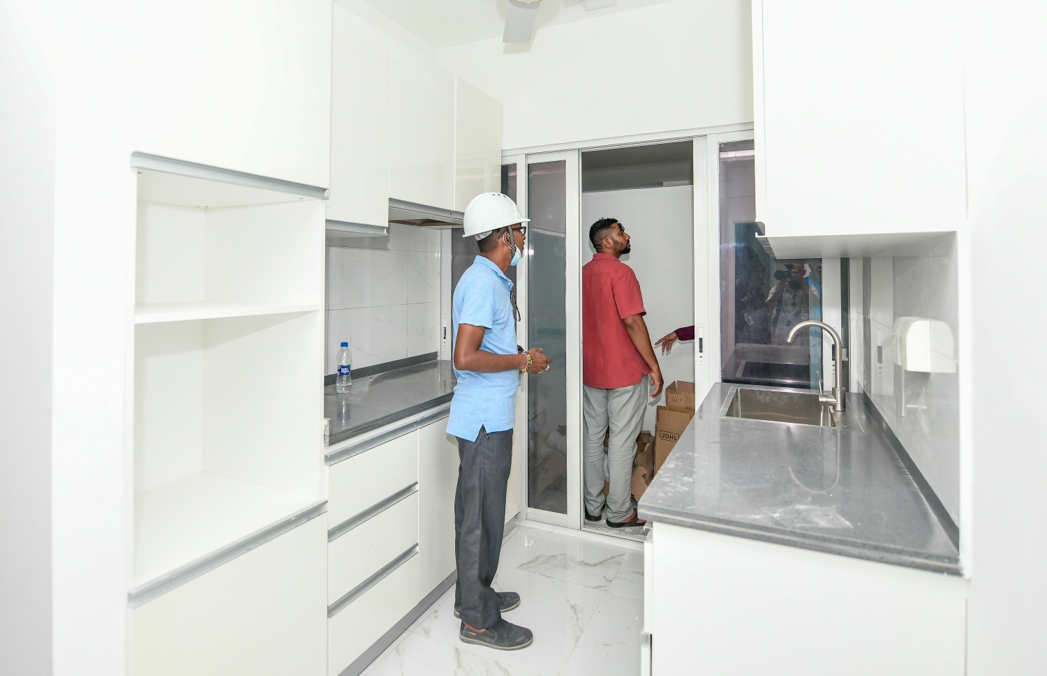 ސްޓެލްކޯގެ މުވައްޒަފުންނަށް ހުޅުމާލޭގެ ދެވަނަ ފިޔަވަހީގައި އިމާރާތް ކޮށްފައިވާ އެޕާޓްމަންޓް ބިލްޑިންގްގެ ބައެއް މީހަކު ބަލަނީ: އެ ތަންތަން ލިބުނު މީހުން އިންތިޒާރުގައި ތިބޭތާ ވަރަށް ދުވަސް ވެއްޖެ. މިހާރު ލަސްވާ ސަބަބަކީ ފެނާއި ކަރަންޓުގެ ކަންކަން ކޮޅެއްގައި ނުޖެހޭތީ.---ފޮޓޯ: ފަޔާޒު މޫސާ| މިހާރު