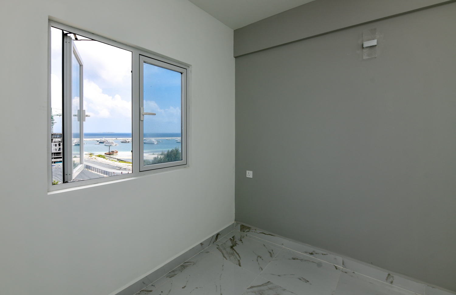 ސްޓެލްކޯގެ މުވައްޒަފުންނަށް ހުޅުމާލޭގެ ދެވަނަ ފިޔަވަހީގައި އިމާރާތް ކޮށްފައި ހުރި ފްލެޓެއްގެ ކުޑަދޮރަކުން ބޭރު ފެންނަ ގޮތް.--- ފޮޓޯ: ފަޔާޒު މޫސާ | މިހާރު