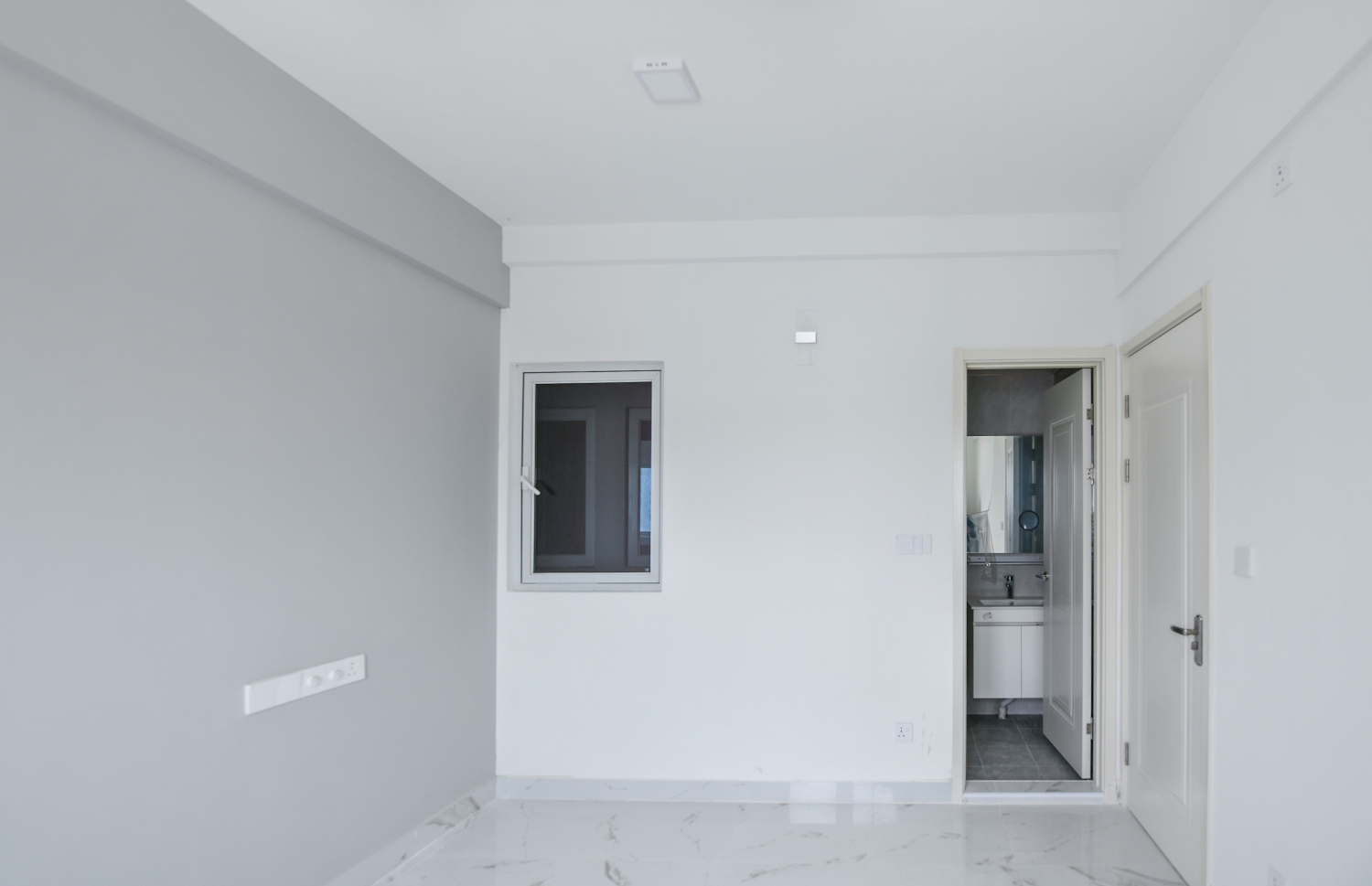 ސްޓެލްކޯގެ މުވައްޒަފުންނަށް ހުޅުމާލޭގެ ދެވަނަ ފިޔަވަހީގައި އިމާރާތް ކޮށްފައިވާ ފްލެޓްތަކުގެ ކޮޓަރިއެއް: މި ތަނުގައި އެއް ކޮޓަރި އަދި ތިން ކޮޓަރީގެ އެޕާޓްމެންޓްތައް ހުންނާނެ.-- ފޮޓޯ: ފަޔާޒު މޫސާ | މިހާރު