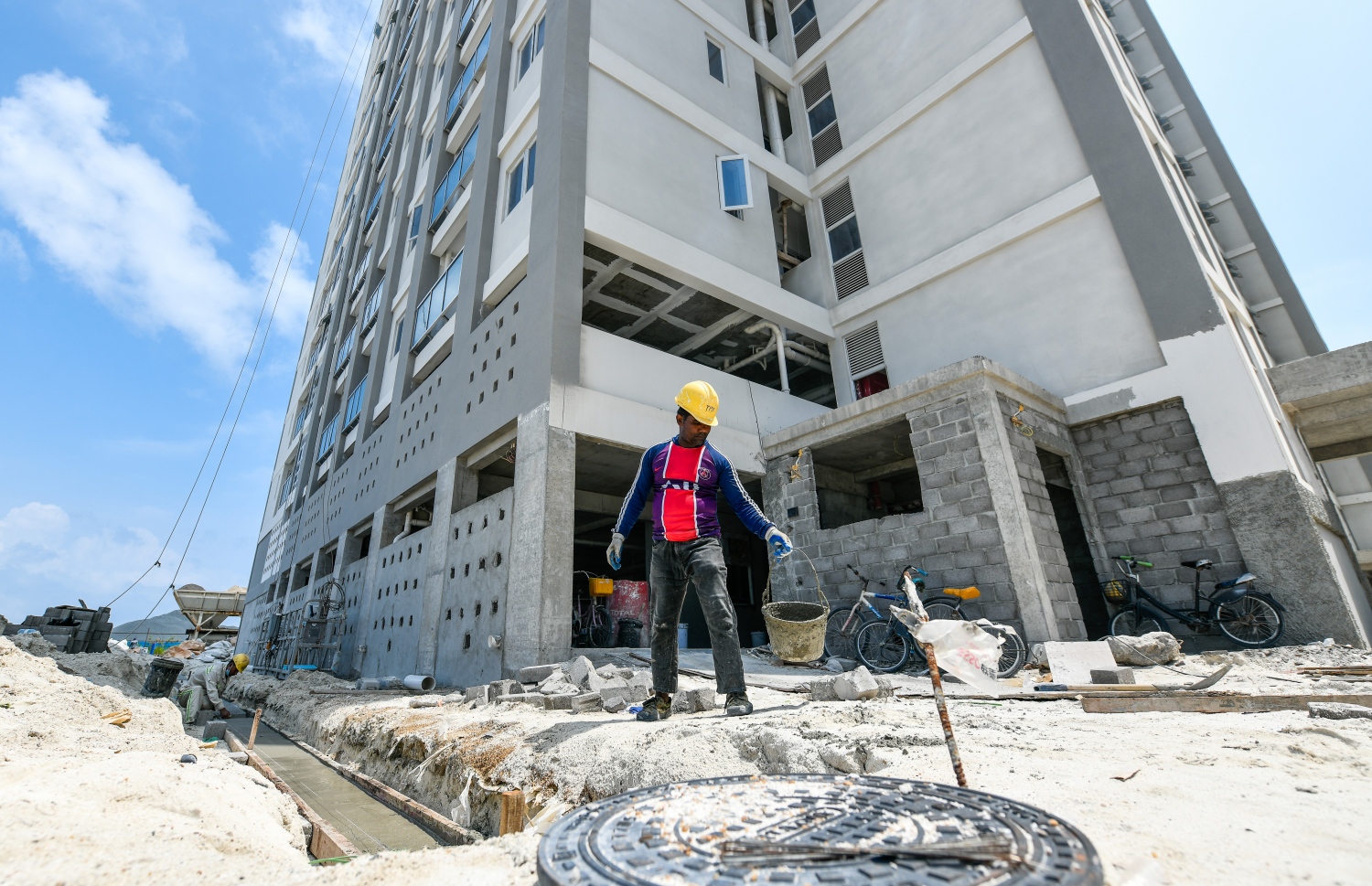 ސްޓެލްކޯގެ މުވައްޒަފުންނަށް ހުޅުމާލޭ ދެވަނަ ފިޔަވަހީގައި އިމާރާތް ކޮށްފައިވާ ފްލެޓްތައް ދޫނުކުރެވި ލަސްވާ މައިގަނޑު ސަބަބަކީ ފެނާއި ކަރަންޓުގެ މަސައްކަތް ނުނިމުން. ނަމަވެސް އެ ކަން ނިންމުން އަވަސް ކުރުމަކީ އެޗްޑީސީގެ މެންޑޭޓުގެ ތެރޭގައި ހިމެނޭ ކަމެއް.--- ފޮޓޯ: ފަޔާޒު މޫސާ | މިހާރު