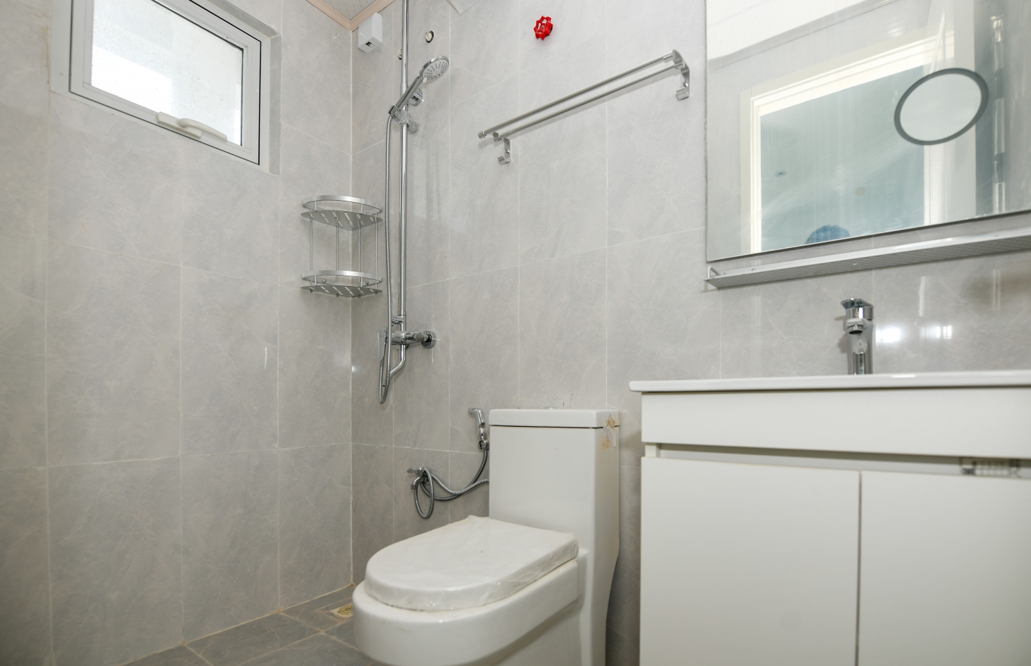 ސްޓެލްކޯގެ މުވައްޒަފުންނަށް ހުޅުމާލޭގެ ދެވަނަ ފިޔަވަހީގައި އިމާރާތް ކޮށްފައިވާ ފްލެޓެއްގެ ފާހާނާއެއް.--- ފޮޓޯ: ފަޔާޒު މޫސާ | މިހާރު