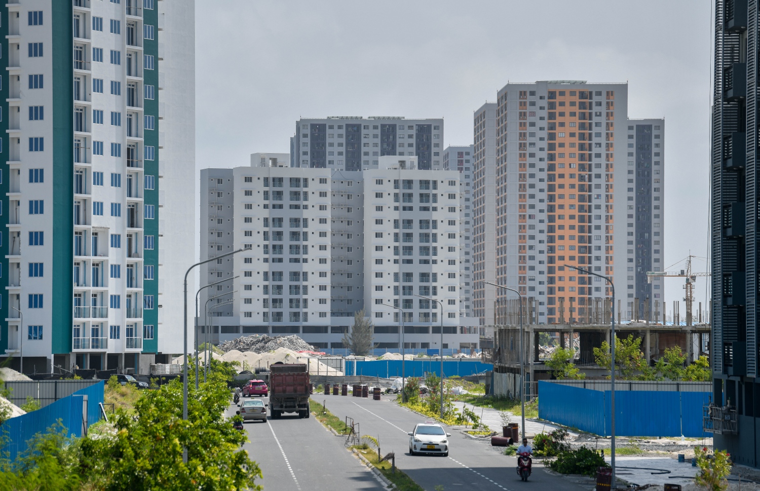 ހުޅުމާލޭގެ ދެވަނަ ފިޔަވަހީގައި އިމާރާތް ކޮށްފައިވާ ހިޔާ ފްލެޓްގެ އިމާރާތެއް އަދި އެމްއޭސީއެލްގެ ފްލެޓް އިމާރާތް: ޔުޓިލިޓީގެ ހިދުމަތް ދޭން ފެށުން އެކި ސަބަބުތަކާ ހެދި ލަސް.---ފޮޓޯ: ފަޔާޒު މޫސާ| މިހާރު