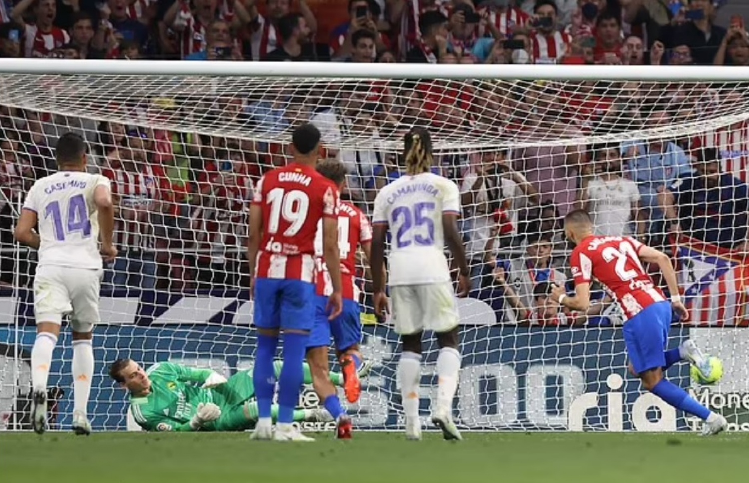 ކަރެސްކޯ ޕެނަލްޓީ ފޮނުވާލަނީ: އެޕެނަލްޓީއާ މެދު ވަނީ ސުވާލު އުފައްދާފަ --- ފޮޓޯ: ގެޓީ އިމޭޖަސް