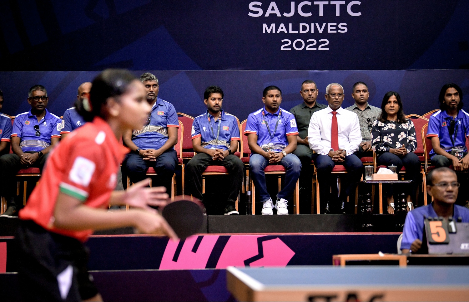 ރާއްޖޭގައި މިއަދު ފެށި ދެކުނު އޭޝިއާގެ ޖޫނިއާ ޓޭބަލް ޓެނިސް މުބާރާތް ރައީސް އިބްރާހިމް މުހައްމަދު ސޯލިހް އާއި ޔޫތް މިނިސްޓަރު އަހްމަދު މަހްލޫފް ބައްލަވާލައްވަނީ --.ފޮޓޯ: ނިޝާން އަލީ | މިހާރު