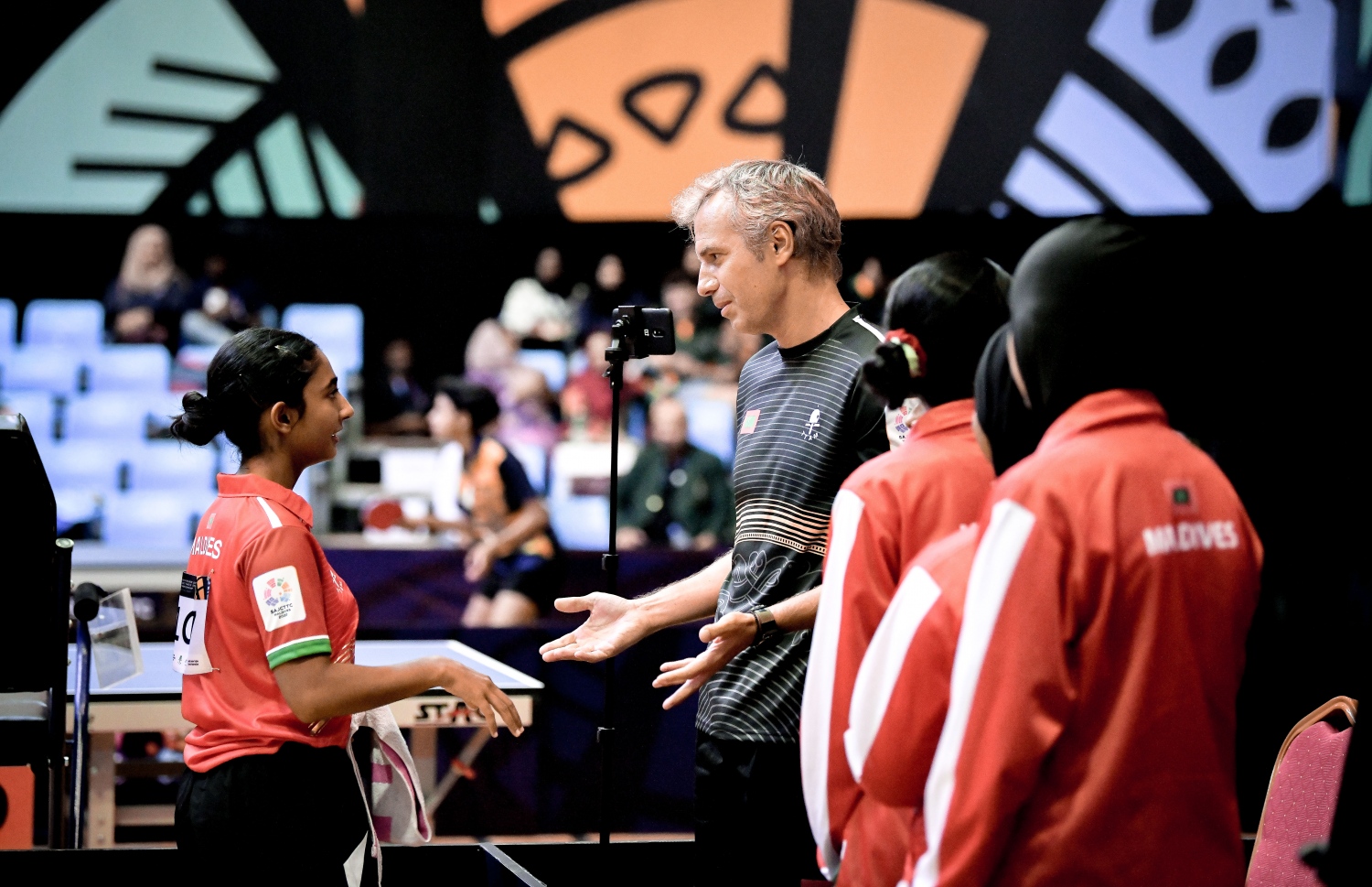 ރާއްޖޭގައި ކުރިއަށްދާ ދެކުނު އޭޝިއާގެ ޖޫނިއާ ޓޭބަލް ޓެނިސް މުބާރާތުގައި ވާދަކުރާ ދިވެހި އަންހެން ޓީމަށް ގައުމީ ޓީޓީ ޓީމުގެ ކޯޗު ކޮސްޓޯ އިރުޝާދު ދެނީ --- ފޮޓޯ: ނިޝާން އަލީ | މިހާރު