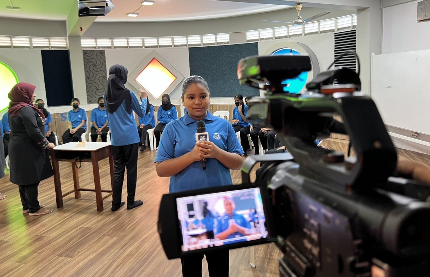 ޕީއެސްއެމްގެ ޕްރޮގްރާމެއް ކުޑަކުއްޖަކު ހުށަހަޅައިދެނީ --- ފޮޓޯ/ޕީއެސްއެމް