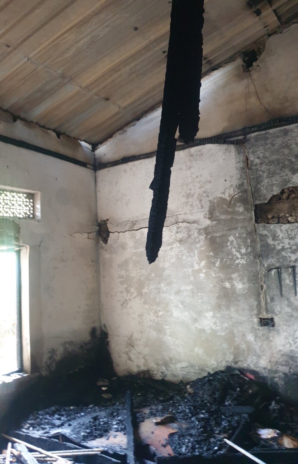 ގއ. މާމެންދޫ ގެއެއްގައި ހިނގި އަލިފާނުގެ ހާދިސާގައި ގެ އަނދައި ހުލިވެފައި -- ފޮޓޯ: މާމެންދޫ ކައުންސިލް