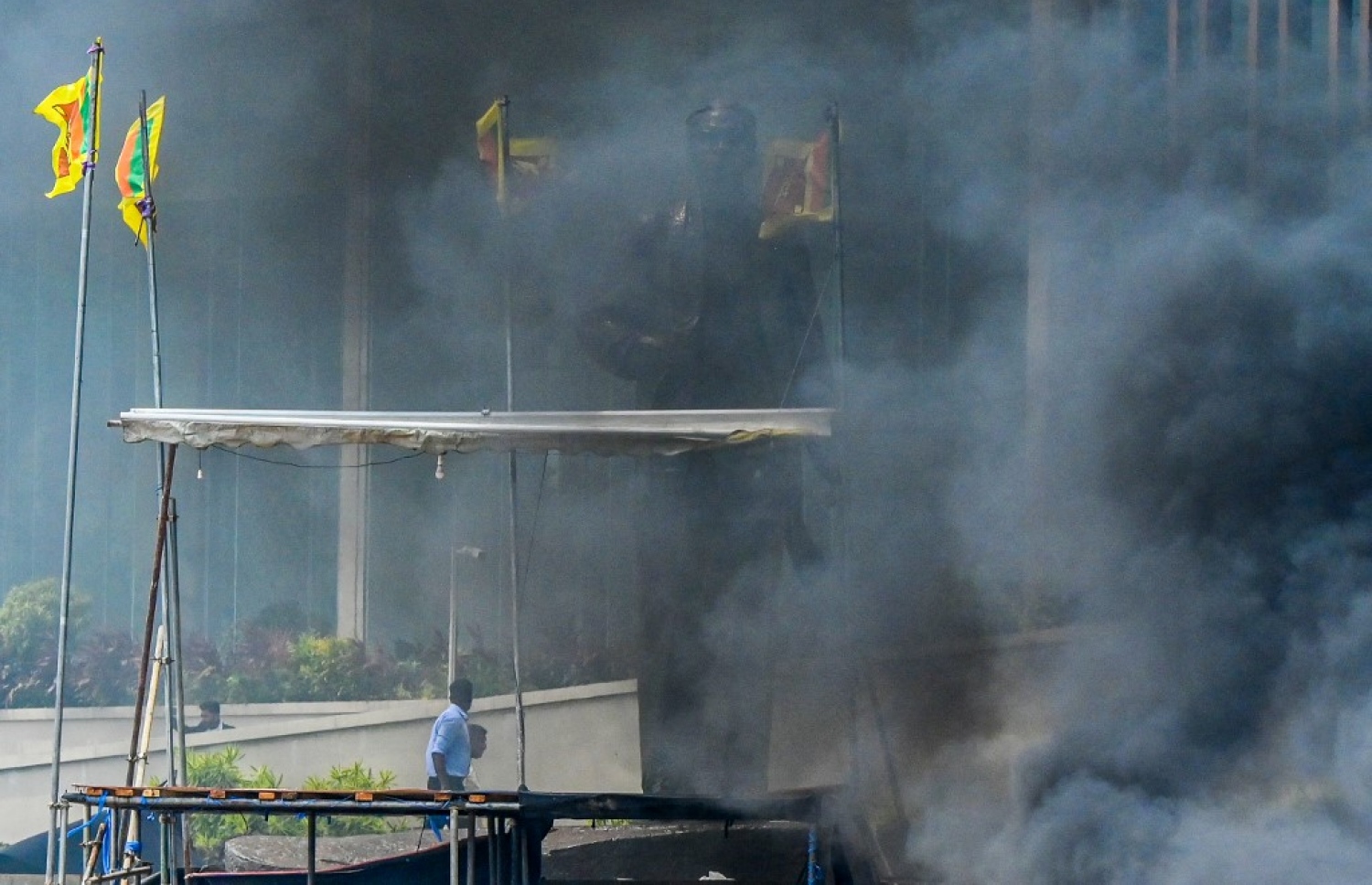 މެއި 9، 2022 - ކޮލަމްބޯ: ސްރީ ލަންކާގައި ހިނގަމުންދާ ހަމަނުޖެހުންތަކުގައި ތަނެއްގައި ރޯކޮށްލާފައި. -- ފޮޓޯ: އޭއެފްޕީ