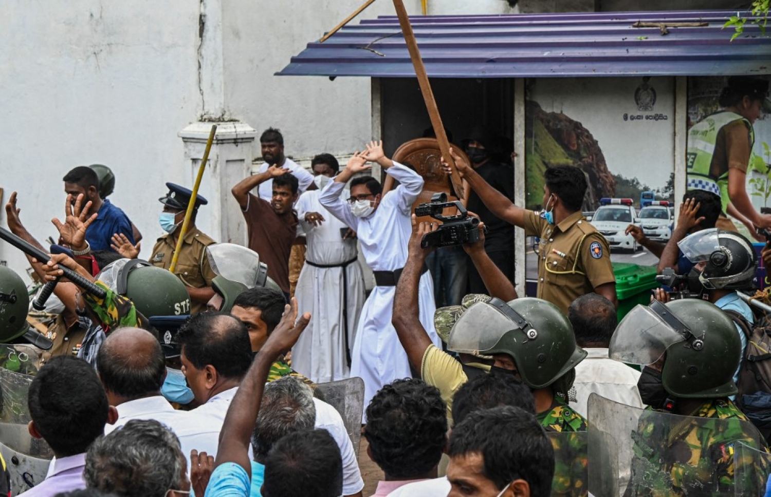 މެއި 9، 2022 - ކޮލަމްބޯ: ސްރީ ލަންކާގައި ހިނގަމުންދާ ހަމަނުޖެހުންތަކުގައި ސަރުކާރުގެ ސަޕޯޓަރުންނާއި ސަރުކާރާ ދެކޮޅު މީހުންނާ ދެމެދު ކުރިމަތިލުން ހިނގަނީ. -- ފޮޓޯ: އޭއެފްޕީ