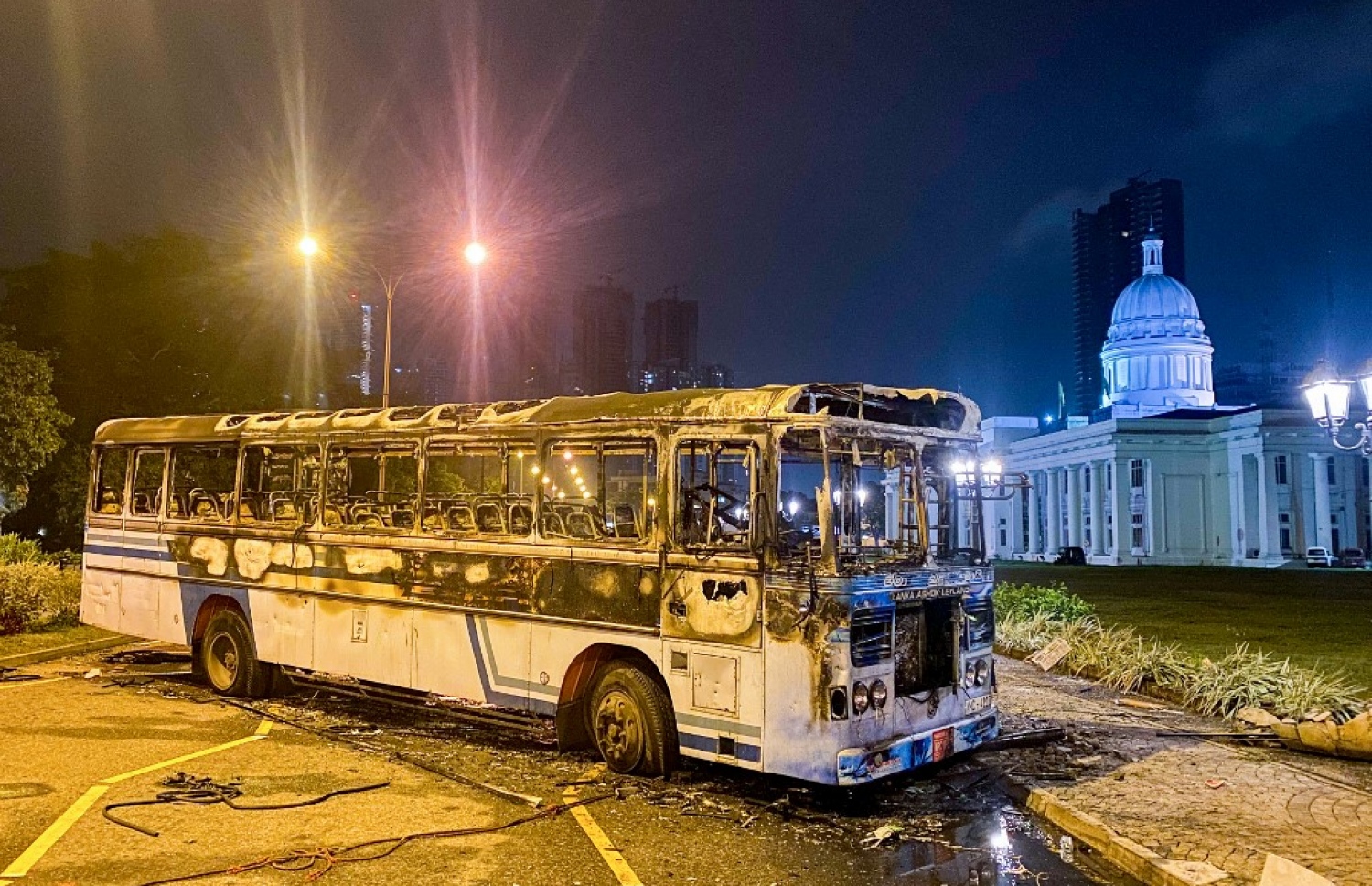 މެއި 10، 2022 - ކޮލަމްބޯ: ސްރީ ލަންކާގައި ހިނގަމުންދާ ހަމަނުޖެހުންތަކުގައި އިސްތިއުފާ ދެއްވި ބޮޑުވަޒީރު މަހިންދަ ރާޖަޕަކްސަގެ ގެކޮޅު ބޭރުގައި އޮތް ވެހިކަލެއްގައި ރޯކޮށްލާފައި. -- ފޮޓޯ: އޭއެފްޕީ