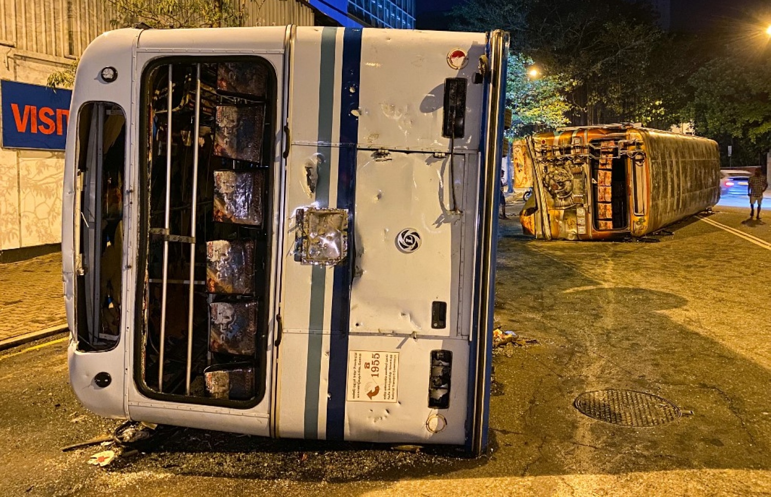 މެއި 10، 2022 - ކޮލަމްބޯ: ސްރީ ލަންކާގައި ހިނގަމުންދާ ހަމަނުޖެހުންތަކުގައި އިސްތިއުފާ ދެއްވި ބޮޑުވަޒީރު މަހިންދަ ރާޖަޕަކްސަގެ ގެކޮޅު ބޭރުގައި އޮތް ވެހިކަލްތަކެއްގައި ރޯކޮށްލާފައި. -- ފޮޓޯ: އޭއެފްޕީ