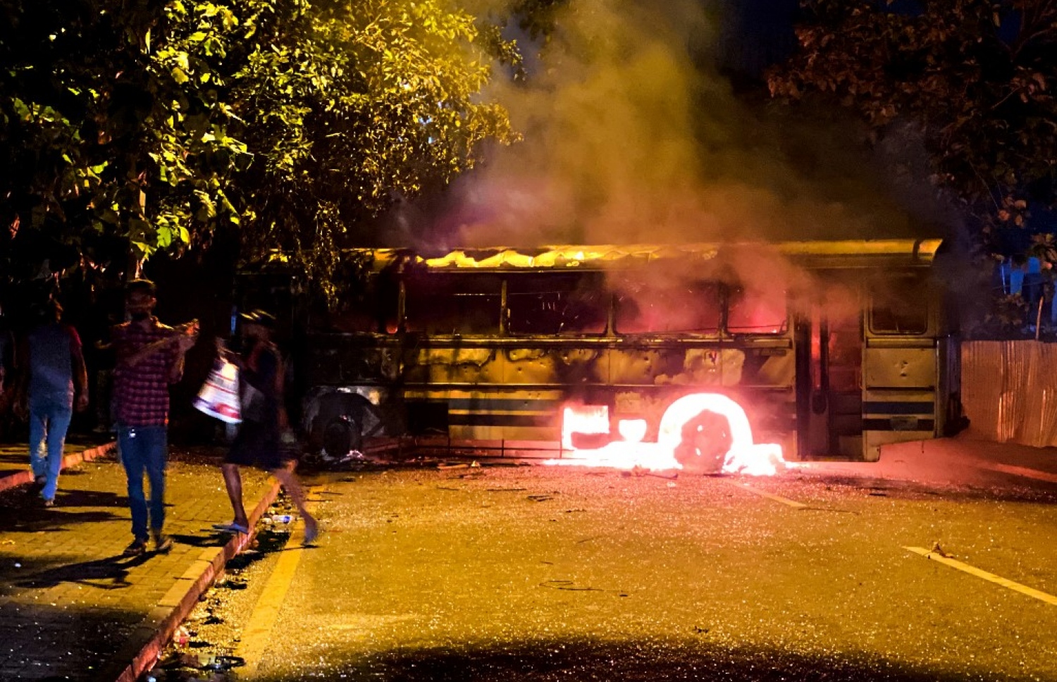 މެއި 10، 2022 - ކޮލަމްބޯ: ސްރީ ލަންކާގައި ހިނގަމުންދާ ހަމަނުޖެހުންތަކުގައި އިސްތިއުފާ ދެއްވި ބޮޑުވަޒީރު މަހިންދަ ރާޖަޕަކްސަގެ ގެކޮޅު ބޭރުގައި އޮތް ވެހިކަލެއްގައި ރޯކޮށްލާފައި. -- ފޮޓޯ: އޭއެފްޕީ