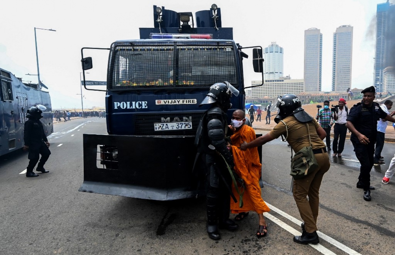 މެއި 9، 2022 - ކޮލަމްބޯ: ސްރީ ލަންކާ ސަރުކާރަށް ތާއީދުކުރާ މީހަކު ހަމަނުޖެހުންތަކުގެ ތެރޭގައި ފުލުހުންގެ ވެހިކަލަކަށް ހުރަސްއަޅަނީ. -- ފޮޓޯ: އޭއެފްޕީ