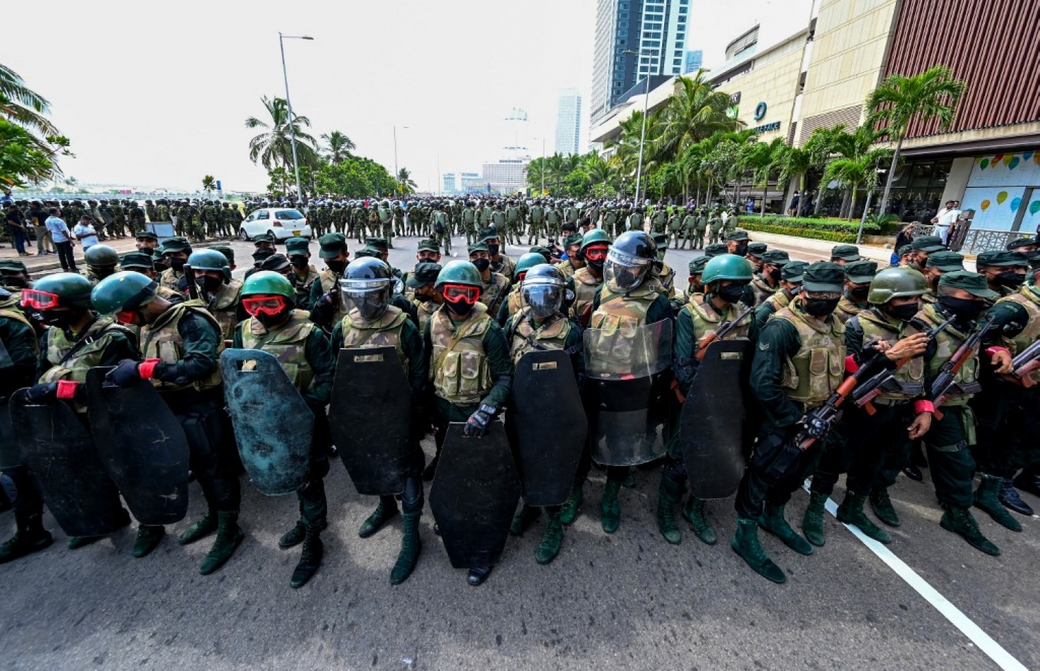 މެއި 9، 2022 - ކޮލަމްބޯ: ސްރީ ލަންކާ ސަރުކާރާ ދެކޮޅު މުޒާހަރާތައް ހޫނުވެ ހަމަނުޖެހުމަކަށް ދިއުމުން ސަލާމަތީ ކަންކަން ބެލެހެއްޓުމަށް ސިފައިން ހަތިޔާރާ އެކު ނުކުމެ. -- ފޮޓޯ: އޭއެފްޕީ