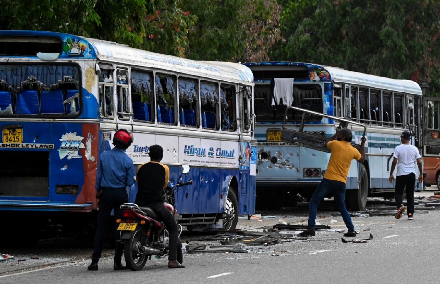 މެއި 9، 2022 - ކޮލަމްބޯ: ސްރީ ލަންކާ ސަރުކާރާ ދެކޮޅު މީހުންނަށް ސަރުކާރު ސަޕޯޓަރުން ހަމަލާ ދިނުމުން އުފެދުނު ހަމަނުޖެހުންތަކުގައި ސަރުކާރާ ދެކޮޅު މީހުން ބަސްތަކަކަށް ގެއްލުން ދެނީ. -- ފޮޓޯ: އޭއެފްޕީ