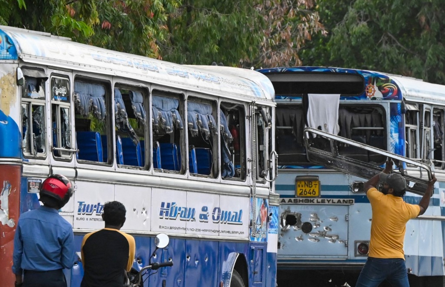 މެއި 9، 2022 - ކޮލަމްބޯ: ސްރީ ލަންކާ ސަރުކާރާ ދެކޮޅު މީހުން ބަސްތަކަކަށް ގެއްލުންދެނީ. ހަމަނުޖެހުންތަކުގައި ދެތިން މީހަކު މަރުވެ 150 އަށްވުރެ ގިނަ މީހުން ވަނީ ޒަހަމްވެފައި. -- ފޮޓޯ: އޭއެފްޕީ