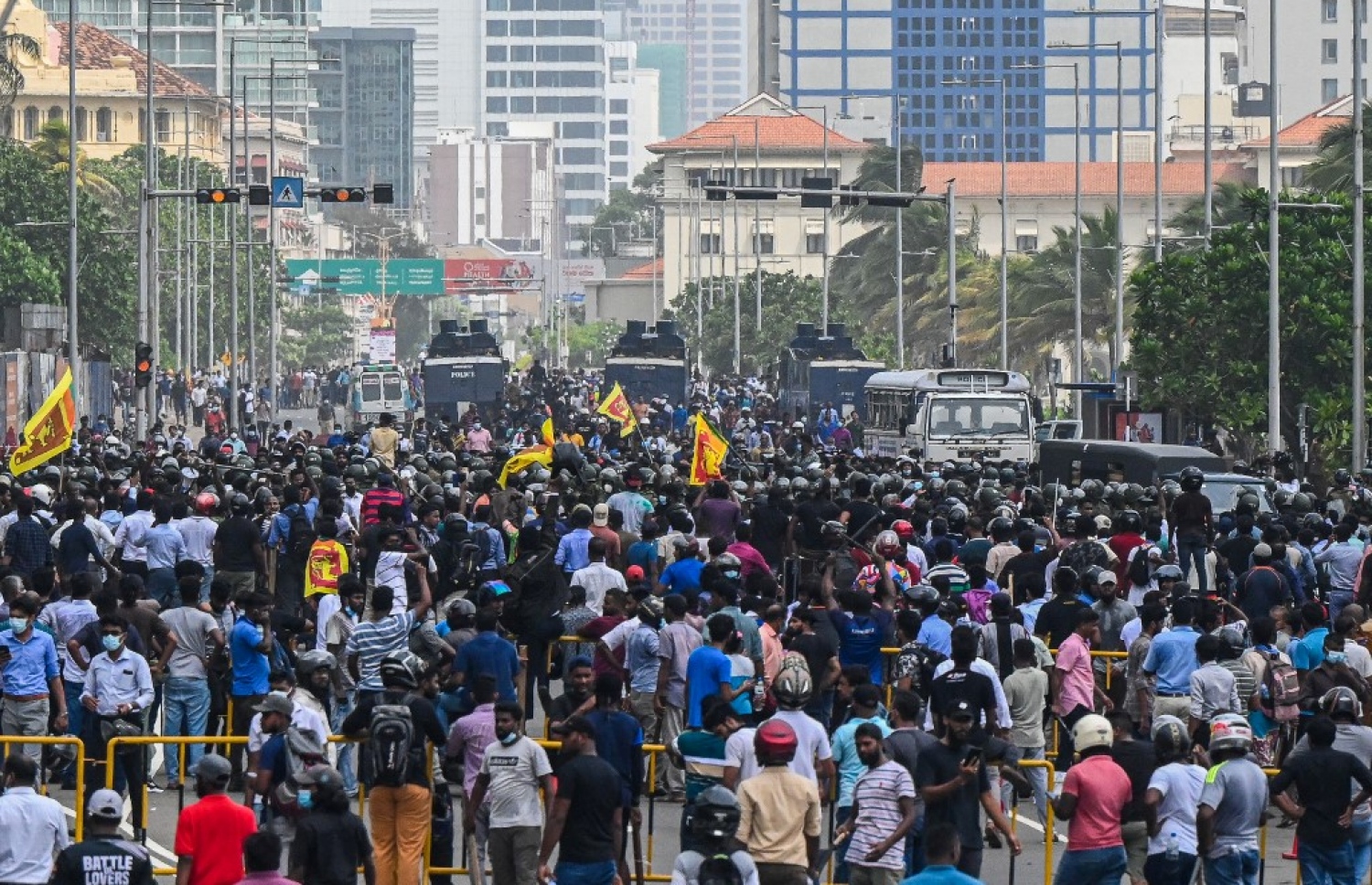 މެއި 9، 2022 - ކޮލަމްބޯ: ސްރީ ލަންކާ ސަރުކާރާ ދެކޮޅަށް މުޒާހަރާކުރާ މީހުން ބޮޑުވަޒީރުގެ ގެކޮޅު ބޭރަށް ޖަމާވެފައި ވާއިރު ސިފައިންނާއި ފުލުހުން މީހުން ކޮންޓްރޯލްކުރަނީ. -- ފޮޓޯ: އޭއެފްޕީ