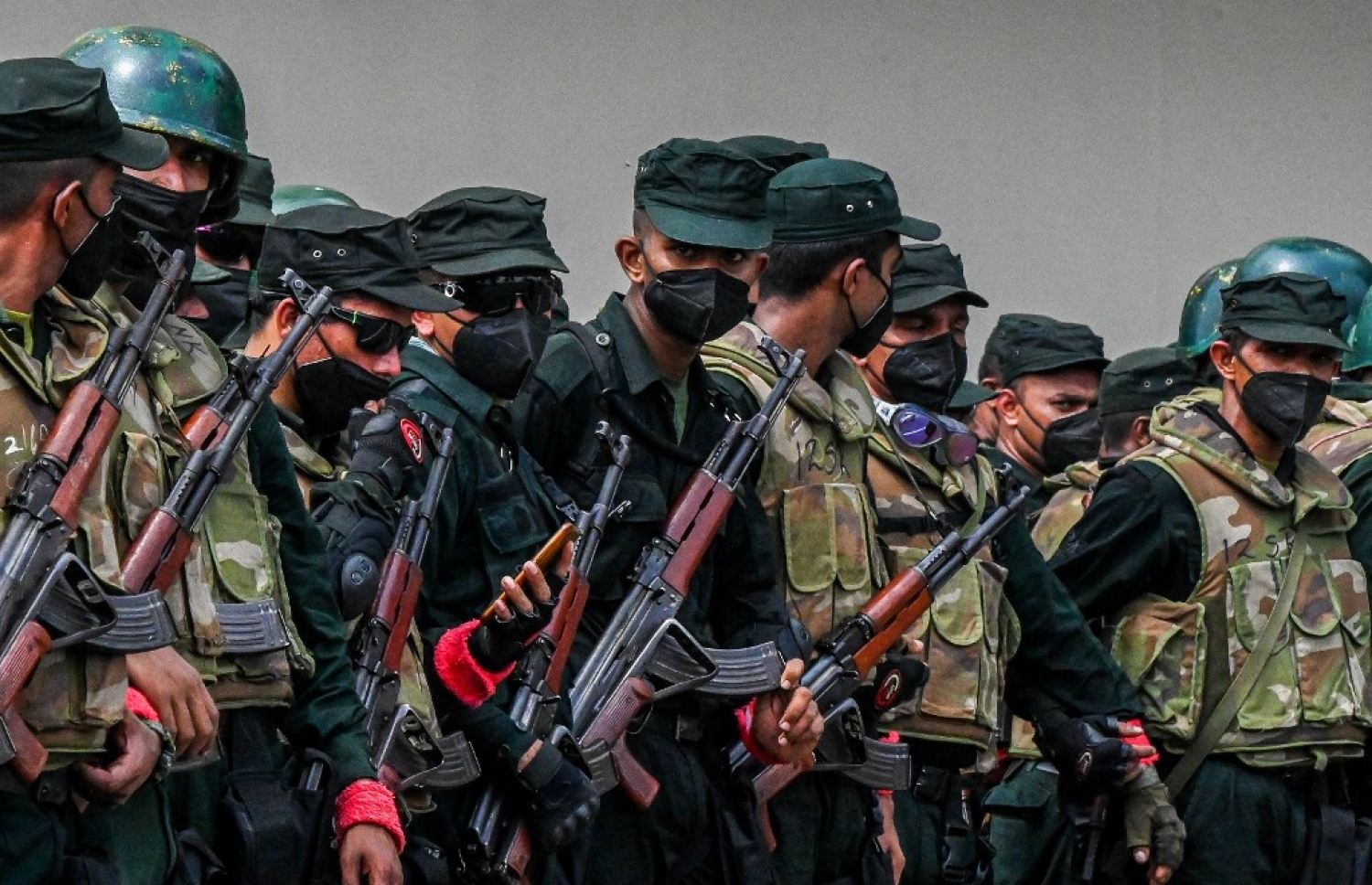 މެއި 9، 2022 - ކޮލަމްބޯ: ސްރީ ލަންކާގައި ހިނގަމުންދާ ހަމަނުޖެހުންތަކުގައި އެ ގައުމުގެ ބޮޑުވަޒީރުގެ ގެކޮޅު ބޭރުުގައި މުޒާހަރާކުރާ މީހުން ކޮންޓްރޯލްކުރުމަށް ސިފައިން ހަތިޔާރާ އެކު. -- ފޮޓޯ: އޭއެފްޕީ