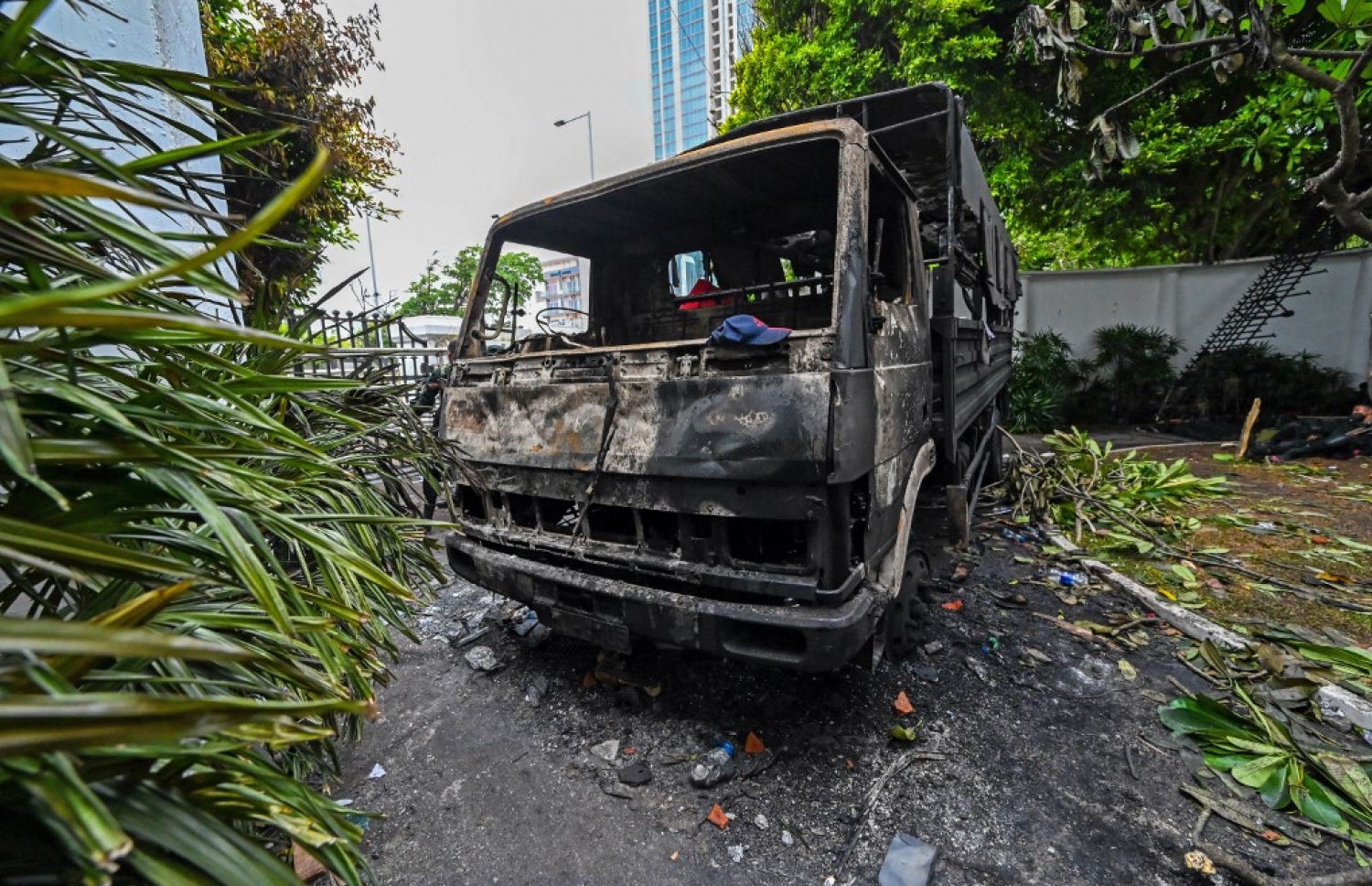 މެއި 10، 2022 - ކޮލަމްބޯ: ސްރީ ލަންކާގައި ހިނގަމުންދާ ހަމަނުޖެހުންތަކުގައި އެ ގައުމުގެ ބޮޑުވަޒީރުގެ ގެކޮޅު ބޭރުުގައި އޮތް ޓްރަކެއްގައި ރޯކޮށް އަންދާލާފައި. -- ފޮޓޯ: އޭއެފްޕީ