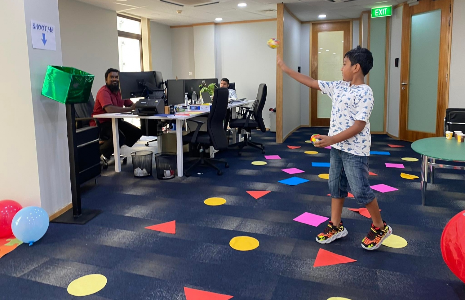 އެސްޓީއޯގައި ކުޑަ ކުއްޖަކު ކުޅިވަރެއް ކުޅެނީ. ކުޑަކުދިންގެ ދުވަސް ފާހަގަކުރަން ކުލަ ގަދަ ހަރަކާތްތަކެއް ވަނީ ކުރިއަށް ގެންގޮސްފައި--ފޮޓޯ:ފަޔާޒް މޫސާ/މިހާރު