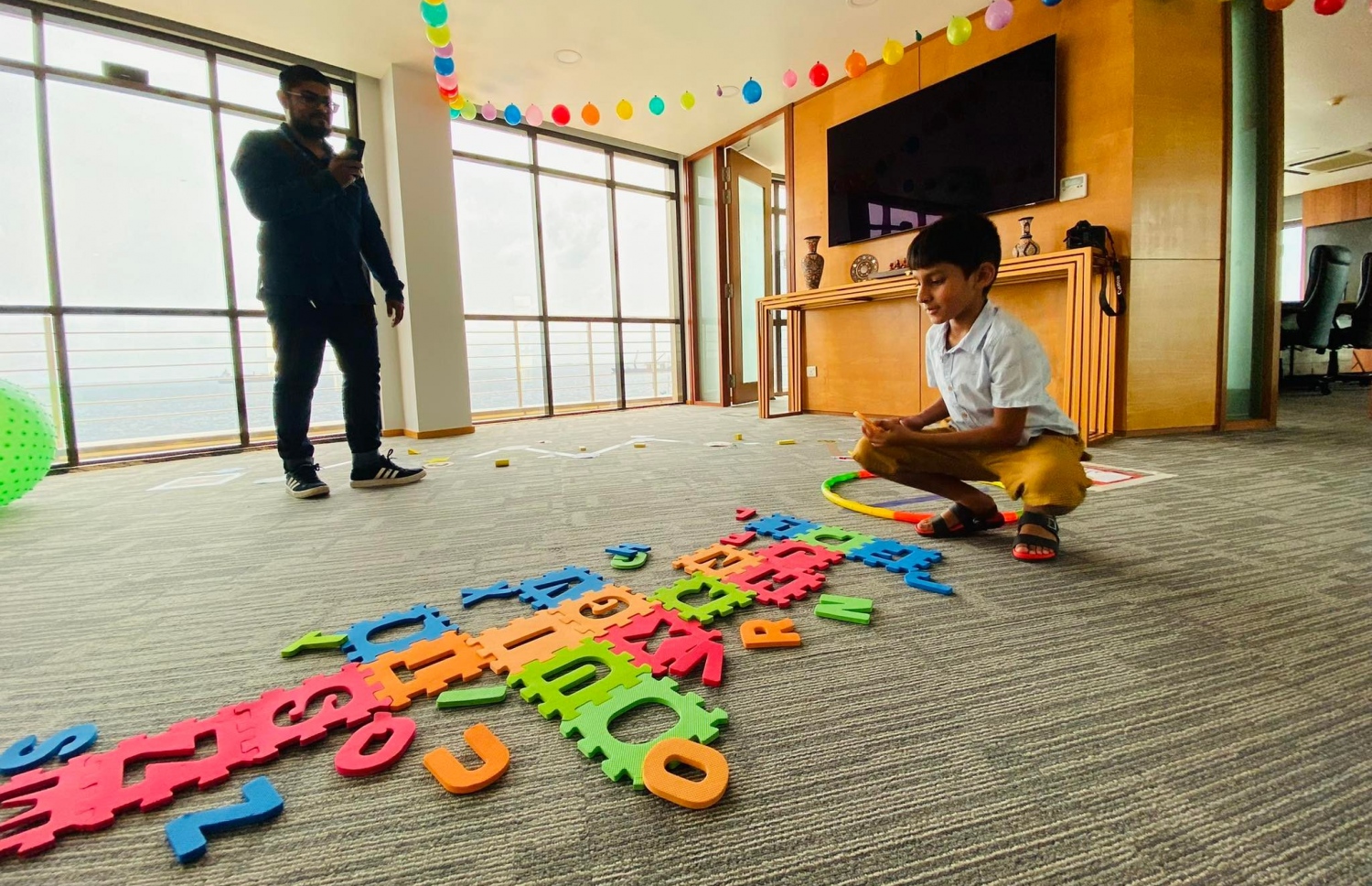 އެސްޓީއޯގައި ކުޑަ ކުއްޖަކު ކުޅިވަރެއް ކުޅެނީ. އެ އޮފީހުގެ އެކި ފްލޯތަކުގައި ގިނަ ކުޅިވަރުތަކެއް ކުޑަކުދިންނަށް  ކުޅެވޭނެ އިންތިޒާމުތައް ވަނީ ހަމަޖައްސާފައި--ފޮޓޯ:ފަޔާޒް މޫސާ/މިހާރު