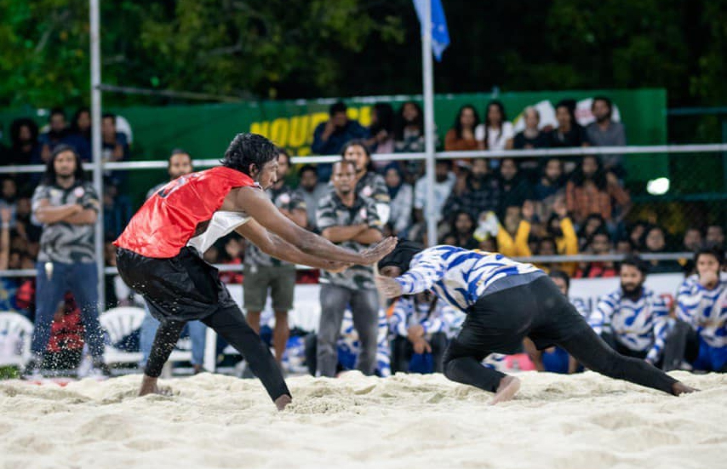 ބުރު ސްޕޯޓްސް ކުލަބާއި މަސްއޮޑި ޓައިޓަންސް ބައްދަލުކުރި މެޗުގެ ގަދަހިފުމުގެ އެންމެ ފަހު ހިފުން، ބުރު ސްޕޯޓްސް ކުލަބް މެޗު ކާމިޔާބުކުރީ ބޭރުން އަރައި މި ހިފުން ކާމިޔާބުކޮށްގެން.-- ފޮޓޯ: ބުރު ސްޕޯޓްސް ކްލަބް