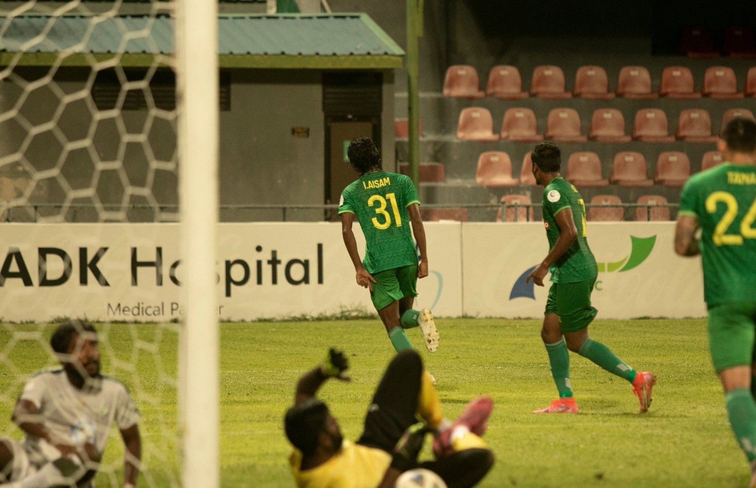 އައިސަމް (31) ލަނޑު ޖެހުމަށް ފަހު އުފާފާޅު ކުރަނީ: މެޗުގެ މޮޅު ކުޅުންތެރިޔަކަށް ވެސް ހޮވުނީ އޭނާ --- ފޮޓޯ: މާޒިޔާ