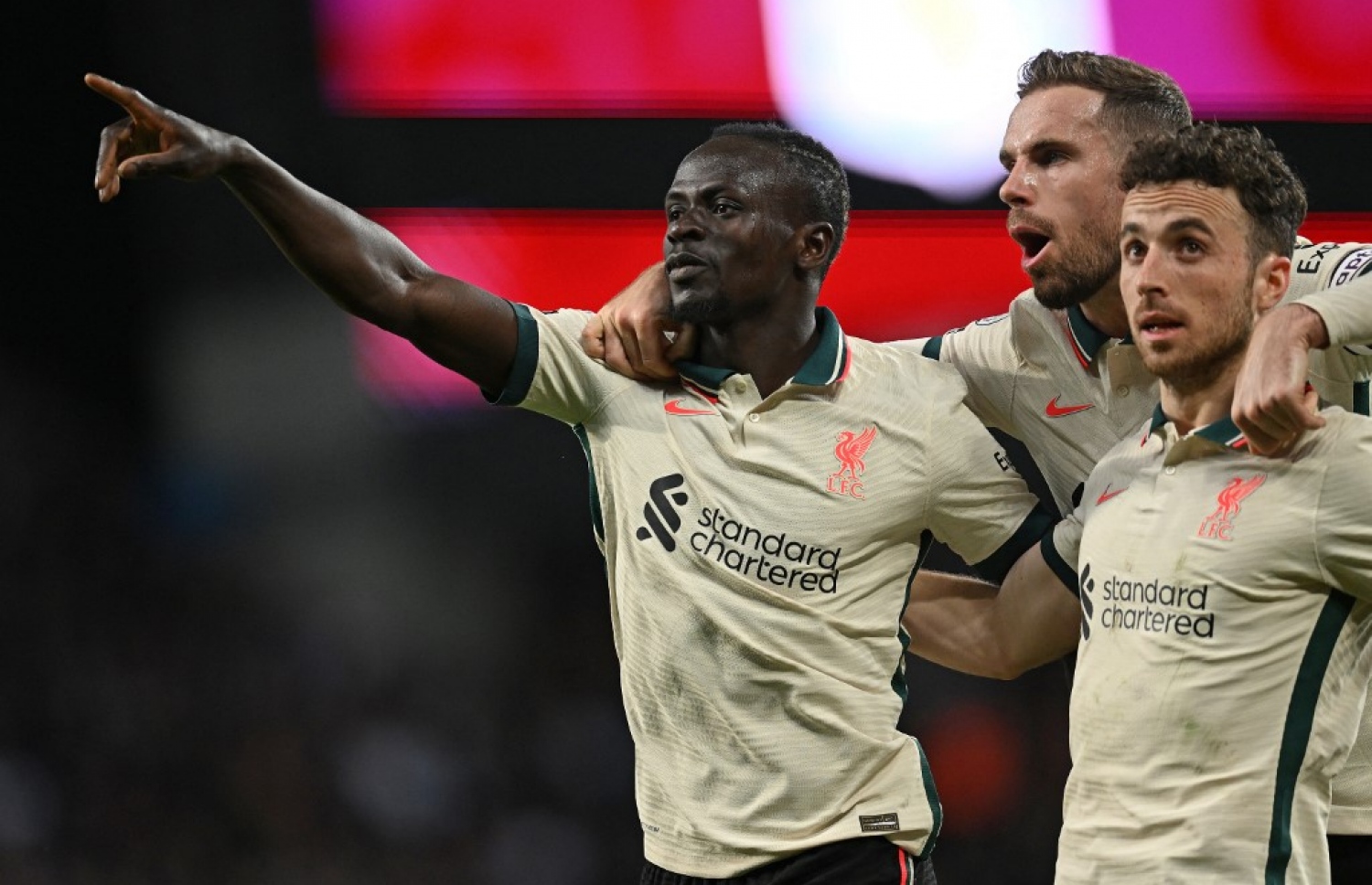 މާނޭ (ވ)، ލިވަޕޫލް މޮޅުވި ލަނޑު ޖެހުމަށް ފަހު އުފާފާޅުކުރަނީ.-- ފޮޓޯ: އޭއެފްޕީ