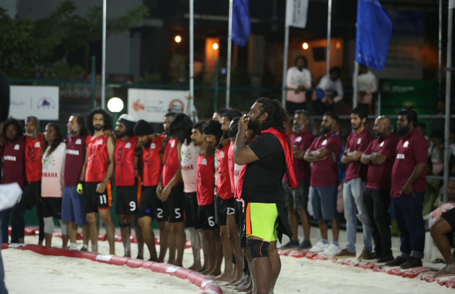 މެޗު ފެށުމުގެ ކުރިން ބީޖީ ސްޕޯޓްސް ކުލަބުގެ ކުޅުންތެރިންނާއި އޮފިޝަލުން، ބީޖީ ސްޕޯޓްސް ކުލަބަކީ ބައިބަލާގައި އެންމެ މުއްސަނދި ތާރީހެއް އޮތް ކުލަބް-- ފޮޓޯ: ބައިބަލާ އެސޯސިއޭޝަން